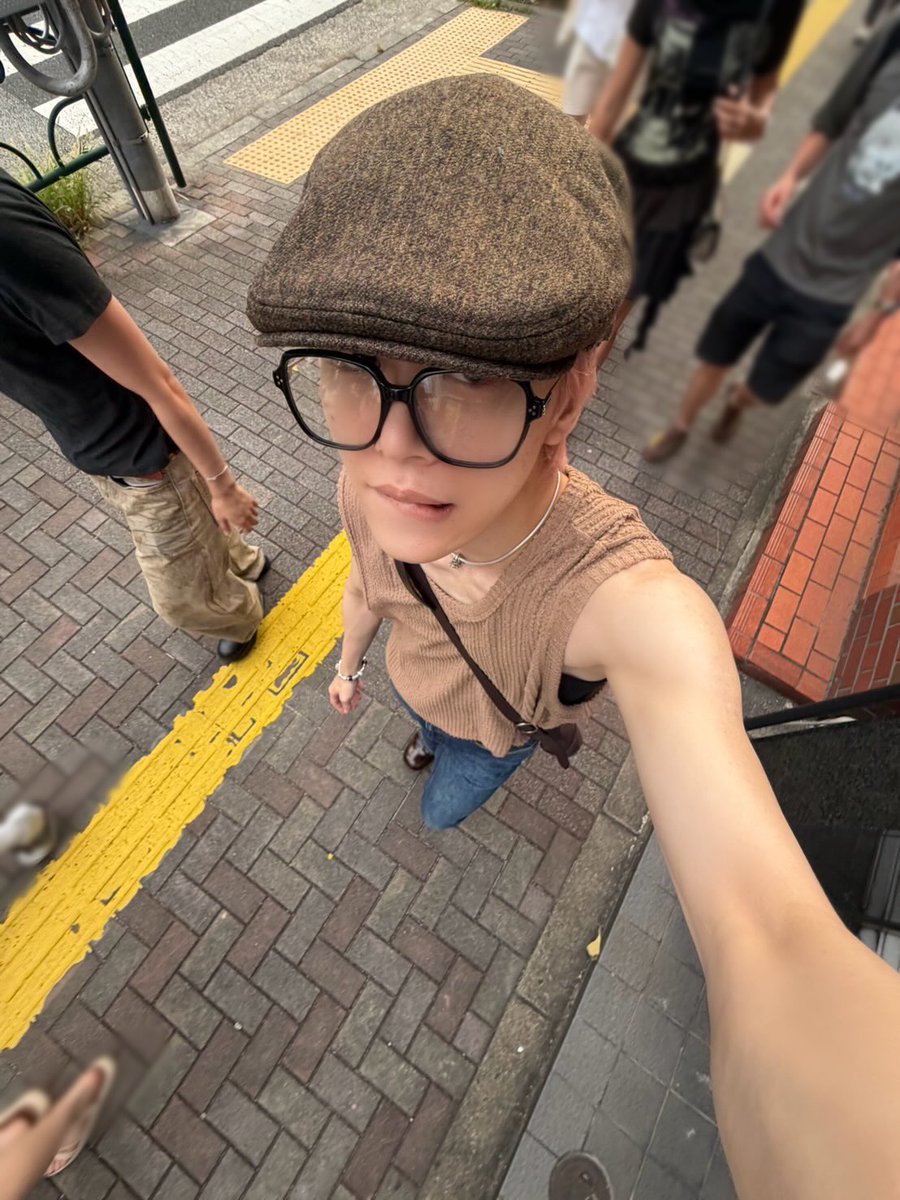 OM_OCH_'s tweet photo. 人混み行く時は地味な格好してくれない？こんな…芸能人ですって服で歩くな… https://t.co/DFq7jL0lfW