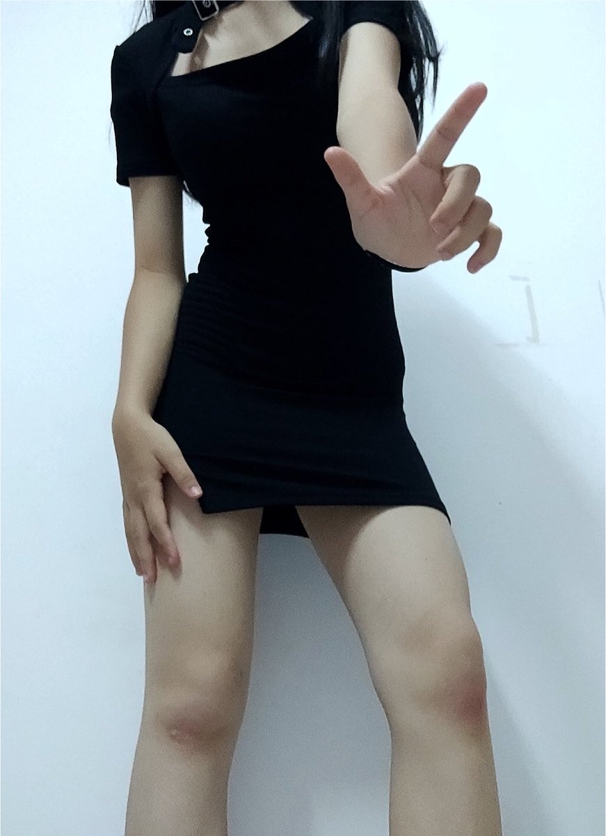 AnaElisa_S's tweet photo. 跟之前穿黑丝的相比，还是穿黑丝的照片更好看呢 #男娘 https://t.co/dZfumm4Det