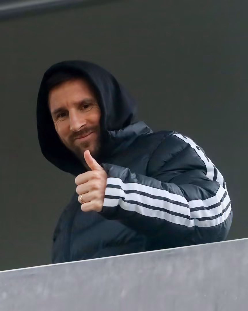 MessiFCWorld's tweet photo. Here is Lionel Messi’s first public appearance since the World Cup final.

The national team captain was in Arroyo Seco to watch the match between Leones FC—the club founded by his family—and Central Córdoba in the Primera C tournament.

As always, he was met with the fans' affection and a standing ovation. 👏⚽🐐