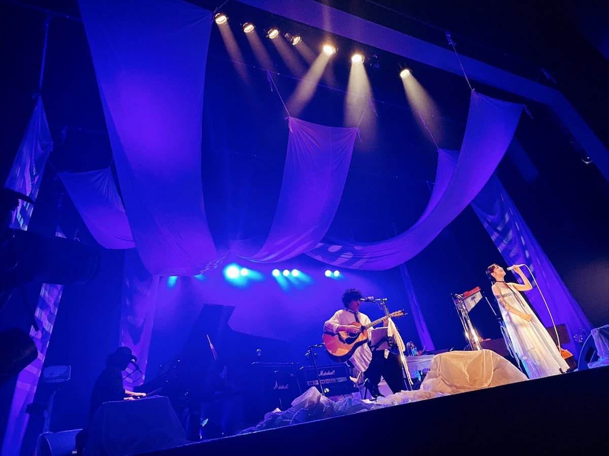 moumoon726YUKA's tweet photo. moumoon 20th Anniversary Premium Live 🎹🎻
関内ホールにご来場いただいたみなさん、どうもありがとうございました💫

ストリングス&生ピアノ、時には歪んだエレキ！のアレンジによって、言葉にできないほど、美しい響きが会場を包み込んでいました。

moumoonの楽曲たちが新しく生まれ変わったような、新鮮な気持ちで歌っていました🌌

素晴らしいメンバーの皆さんの音に包まれて。
大好きなsuzuki takayukiの衣装を身に纏うだけでなく、さらに舞台にも布の演出をして頂いて。何もかもが贅沢すぎる、ご褒美なのでした🥲

20年前の今日、7月26日、moumoonは初めて「Flowers / pride」というシングルをリリースしました☺️(ひゃー！あれから20年が経ったなんて、、、！！)

これまで本当に多くの方の支えがあったから、ここまで歩いてくることができたのだなぁ。。。と、感謝の気持ちが湧いてきます。

もうかれこれ、作ってきた楽曲は150もの数になりましたが、まだまだ、新しい「これだ！」を探して、噛み合わないふたりで音楽の旅を続けていけたら。

そして、生まれた響きを、皆さんに受け取ってもらえたら、とても幸せです。

moumoonと一緒に歩んできてくれて、本当にありがとうございます。

21年目からも、よろしくお願いします🫶✨✨