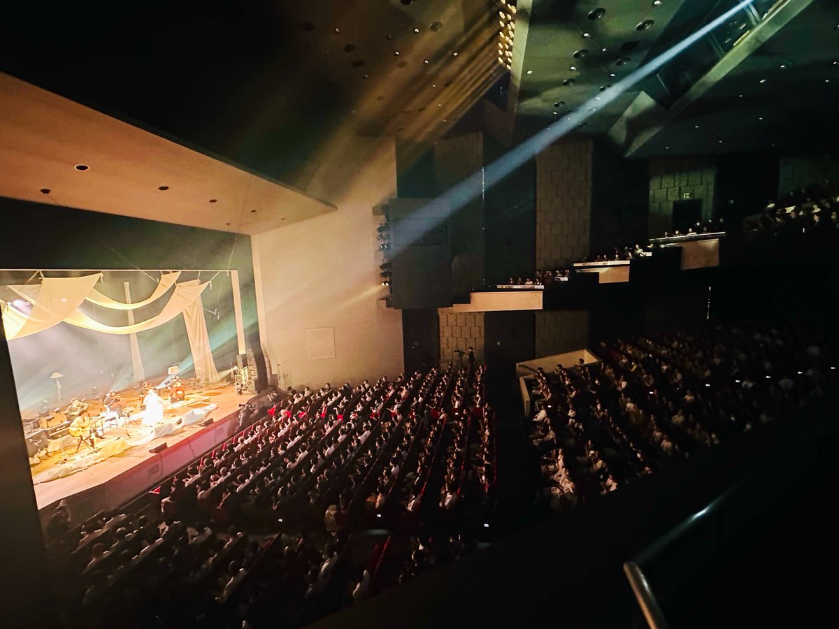 moumoon726YUKA's tweet photo. moumoon 20th Anniversary Premium Live 🎹🎻
関内ホールにご来場いただいたみなさん、どうもありがとうございました💫

ストリングス&生ピアノ、時には歪んだエレキ！のアレンジによって、言葉にできないほど、美しい響きが会場を包み込んでいました。

moumoonの楽曲たちが新しく生まれ変わったような、新鮮な気持ちで歌っていました🌌

素晴らしいメンバーの皆さんの音に包まれて。
大好きなsuzuki takayukiの衣装を身に纏うだけでなく、さらに舞台にも布の演出をして頂いて。何もかもが贅沢すぎる、ご褒美なのでした🥲

20年前の今日、7月26日、moumoonは初めて「Flowers / pride」というシングルをリリースしました☺️(ひゃー！あれから20年が経ったなんて、、、！！)

これまで本当に多くの方の支えがあったから、ここまで歩いてくることができたのだなぁ。。。と、感謝の気持ちが湧いてきます。

もうかれこれ、作ってきた楽曲は150もの数になりましたが、まだまだ、新しい「これだ！」を探して、噛み合わないふたりで音楽の旅を続けていけたら。

そして、生まれた響きを、皆さんに受け取ってもらえたら、とても幸せです。

moumoonと一緒に歩んできてくれて、本当にありがとうございます。

21年目からも、よろしくお願いします🫶✨✨