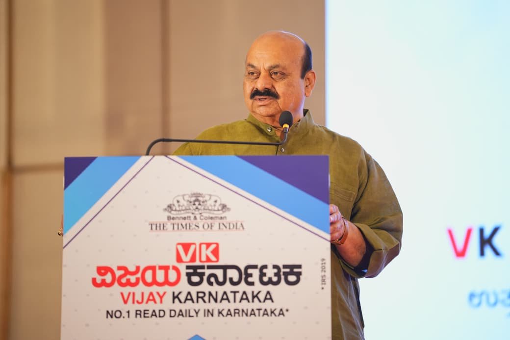 BSBommai's tweet photo. "ಸಾಮಾನ್ಯ ಜನರಿಗೆ ಕಡಿಮೆ ವೆಚ್ಚದಲ್ಲಿ ಗುಣಮಟ್ಟದ ವೈದ್ಯಕೀಯ ಸೇವೆ ದೊರಕಲು ಆರೋಗ್ಯ ಕ್ಷೇತ್ರದಲ್ಲಿ ಸಮಗ್ರ ಸುಧಾರಣೆ ಅಗತ್ಯ"

ಸಾಮಾನ್ಯ ಜನರಿಗೆ ಸುಲಭವಾಗಿ ಹಾಗೂ ಕಡಿಮೆ ವೆಚ್ಚದಲ್ಲಿ ಗುಣಮಟ್ಟದ ವೈದ್ಯಕೀಯ ಸೇವೆ ದೊರಕಬೇಕಾದರೆ ಆರೋಗ್ಯ ಮತ್ತು ವೈದ್ಯಕೀಯ ಶಿಕ್ಷಣ ಕ್ಷೇತ್ರದಲ್ಲಿ ಸಮಗ್ರ ಸುಧಾರಣೆಗಳನ್ನು ಜಾರಿಗೆ ತರುವುದು ಅನಿವಾರ್ಯ. 'ವಿಜಯ ಕರ್ನಾಟಕ' ಪತ್ರಿಕೆ ಆಯೋಜಿಸಿದ್ದ ವಿಕೆ ಹೆಲ್ತ್ ಎಕ್ಸಲೆನ್ಸ್ ಆಂಡ್ ಆನರ್ ಪ್ರಶಸ್ತಿ ಪ್ರದಾನ ಹಾಗೂ ಸನ್ಮಾನ ಸಮಾರಂಭದಲ್ಲಿ ಭಾಗವಹಿಸಿ ಮಾತನಾಡಿದೆನು.

 ವೈದ್ಯಕೀಯ ಕ್ಷೇತ್ರವು ತಂತ್ರಜ್ಞಾನದೊಂದಿಗೆ ಮಾನವೀಯ ಮೌಲ್ಯಗಳನ್ನೂ ಸಮಾನವಾಗಿ ಉಳಿಸಿಕೊಳ್ಳಬೇಕು. ಇಂದಿನ ವೈದ್ಯಕೀಯ ಪದ್ಧತಿಯಲ್ಲಿ ಯಂತ್ರಗಳು ಮತ್ತು ರೋಗನಿರ್ಣಯ ಪರೀಕ್ಷೆಗಳಿಗೆ ಹೆಚ್ಚಿನ ಮಹತ್ವ ಸಿಗುತ್ತಿದ್ದು, ವೈದ್ಯರು ರೋಗಿಯೊಂದಿಗೆ ಕಳೆಯುವ ಸಮಯ ಕಡಿಮೆಯಾಗುತ್ತಿದೆ. ರೋಗಿಯ ಆತಂಕವನ್ನು ನಿವಾರಿಸುವ ವೈದ್ಯರ ಆತ್ಮೀಯ ಮಾತುಗಳೇ ಚಿಕಿತ್ಸೆಯ ಮಹತ್ವದ ಭಾಗ. ಹಿಂದೆ ಇದ್ದ ಕುಟುಂಬ ವೈದ್ಯರ ಮಾದರಿಯ ಆತ್ಮೀಯತೆ ಮತ್ತೆ ಬೆಳೆಯಬೇಕಿದೆ‌

ಕಳೆದ ಹತ್ತು ವರ್ಷಗಳಲ್ಲಿ ವೈದ್ಯಕೀಯ ಸೀಟುಗಳ ಸಂಖ್ಯೆ ಗಣನೀಯವಾಗಿ ಹೆಚ್ಚಾಗಿದ್ದರೂ ಸ್ಪರ್ಧೆ ಕಡಿಮೆಯಾಗಿಲ್ಲ. ವೈದ್ಯಕೀಯ ಶಿಕ್ಷಣದ ವೆಚ್ಚ ದಿನದಿಂದ ದಿನಕ್ಕೆ ಏರುತ್ತಿದ್ದು, ಅದರ ಪರಿಣಾಮ ಸಾಮಾನ್ಯ ಜನರ ಚಿಕಿತ್ಸಾ ವೆಚ್ಚದ ಮೇಲೂ ಬೀಳುತ್ತಿದೆ. ಕೋಚಿಂಗ್ ಸಂಸ್ಕೃತಿ ಅತಿಯಾಗಿ ಬೆಳೆಯುತ್ತಿರುವುದು ಆತಂಕದ ವಿಷಯವಾಗಿದೆ. ವೈದ್ಯಕೀಯ ಶಿಕ್ಷಣ ಎಲ್ಲರಿಗೂ ಕೈಗೆಟುಕುವಂತಾದಾಗ ಮಾತ್ರ ಆರೋಗ್ಯ ಸೇವೆಯೂ ಕೈಗೆಟುಕುವಂತಾಗಲಿದೆ‌

ಇಂದು ನಗರ ಪ್ರದೇಶಗಳು ಹಾಗೂ ಕಾರ್ಪೊರೇಟ್ ಆಸ್ಪತ್ರೆಗಳಲ್ಲಿ ವೈದ್ಯರು ಹೆಚ್ಚಿನ ಸಂಖ್ಯೆಯಲ್ಲಿ ಕೇಂದ್ರೀಕೃತರಾಗಿರುವುದರಿಂದ ಗ್ರಾಮೀಣ ಪ್ರದೇಶಗಳು ಮತ್ತು ತಾಲೂಕು ಆಸ್ಪತ್ರೆಗಳಲ್ಲಿ ತಜ್ಞ ವೈದ್ಯರ ಕೊರತೆ ಎದುರಾಗಿದೆ. ಈ ಅಸಮಾನತೆಯನ್ನು ನಿವಾರಿಸಿ ಗ್ರಾಮೀಣ ಭಾಗಕ್ಕೂ ಗುಣಮಟ್ಟದ ಆರೋಗ್ಯ ಸೇವೆ ತಲುಪಿಸುವುದು ಸರ್ಕಾರಗಳ ಆದ್ಯತೆಯಾಗಬೇಕು.

ಆರೋಗ್ಯ ಕ್ಷೇತ್ರಕ್ಕೆ ವಿದೇಶಿ ಹೂಡಿಕೆಗಳು ಬರಬಹುದು. ಆದರೆ ಭಾರತದ ಜನರ ಚಿಕಿತ್ಸಾ ವೆಚ್ಚವನ್ನು ವಿದೇಶದಲ್ಲಿ ಕುಳಿತು ಯಾರೂ ನಿರ್ಧರಿಸುವಂತಾಗಬಾರದು. ನಮ್ಮ ದೇಶದ ಸಾಮಾಜಿಕ ಹಾಗೂ ಆರ್ಥಿಕ ಪರಿಸ್ಥಿತಿಗೆ ಅನುಗುಣವಾಗಿ ಆರೋಗ್ಯ ನೀತಿಗಳು ರೂಪುಗೊಳ್ಳಬೇಕು.

ಮುಖ್ಯಮಂತ್ರಿಯಾಗಿದ್ದ ಅವಧಿಯಲ್ಲಿ ಬೆಂಗಳೂರಿನಲ್ಲಿ 184 ಹಾಗೂ ರಾಜ್ಯಾದ್ಯಂತ 400 **'ನಮ್ಮ ಕ್ಲಿನಿಕ್'**ಗಳನ್ನು ಆರಂಭಿಸಿದ್ದನ್ನು ಸ್ಮರಿಸಿದೆ. ಅಲ್ಲದೆ, ಹುಬ್ಬಳ್ಳಿಯಲ್ಲಿ ಜಯದೇವ ಹೃದ್ರೋಗ ಸಂಸ್ಥೆ ಹಾಗೂ ಬೆಳಗಾವಿಯಲ್ಲಿ ಕಿದ್ವಾಯಿ ಕ್ಯಾನ್ಸರ್ ಸಂಸ್ಥೆಯ ಶಾಖೆಗಳನ್ನು ಆರಂಭಿಸಲು ಕೈಗೊಂಡ ಪ್ರಯತ್ನಗಳನ್ನು ಉಲ್ಲೇಖಿಸಿದೆ. ಪ್ರಧಾನಮಂತ್ರಿ ಶ್ರೀ ನರೇಂದ್ರ ಮೋದಿ ಅವರ ನೇತೃತ್ವದ ಆಯುಷ್ಮಾನ್ ಭಾರತ್ ಹಾಗೂ ಜನೌಷಧಿ ಯೋಜನೆಗಳು ಸಾಮಾನ್ಯ ಜನರಿಗೆ ಆರೋಗ್ಯ ಸೇವೆಯನ್ನು ಮತ್ತಷ್ಟು ಸುಲಭಗೊಳಿಸಿರುವುದನ್ನು ಶ್ಲಾಘಿಸಿದೆ.

ವೈದ್ಯಕೀಯ ವೃತ್ತಿ ಕೇವಲ ಉದ್ಯೋಗ ಅಥವಾ ಹಣ ಗಳಿಸುವ ಸಾಧನವಾಗಬಾರದು. ಅದು ಮಾನವನ ನೋವನ್ನು ನಿವಾರಿಸುವ ಅತ್ಯಂತ ಪವಿತ್ರ ಸೇವೆಯಾಗಿದೆ. ಯಶಸ್ಸಿಗಿಂತ ನಿರಂತರ ಸೇವೆಯೇ ನಿಜವಾದ ಸಾಧನೆ. ಬಡವರ ನೋವಿಗೆ ಸ್ಪಂದಿಸಿ, ಅವರ ಬದುಕಿನಲ್ಲಿ ನಗು ಮೂಡಿಸುವ ಕೆಲಸವನ್ನು ವೈದ್ಯರು ಮುಂದುವರಿಸಬೇಕು. ಉತ್ತರ ಕರ್ನಾಟಕದ ಜನರು ಚಿಕಿತ್ಸೆಗಾಗಿ ಬೆಂಗಳೂರಿಗೆ ಬರಬೇಕಾದ ಪರಿಸ್ಥಿತಿ ಕಡಿಮೆಯಾಗುವಂತೆ ಅಲ್ಲಿಯೇ ಉತ್ತಮ ಆರೋಗ್ಯ ಸೌಲಭ್ಯಗಳು ಅಭಿವೃದ್ಧಿಯಾಗಬೇಕು.

@Vijaykarnataka
