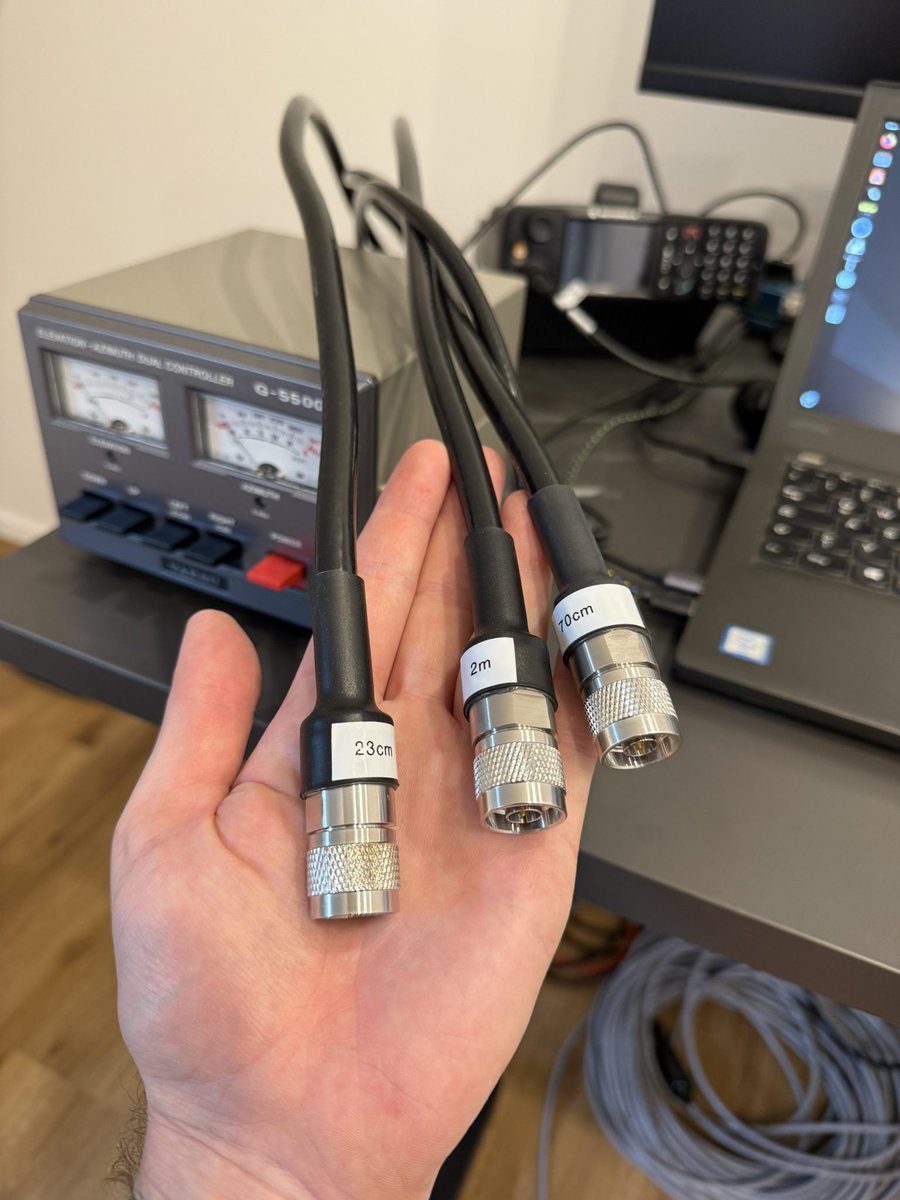 BoscoMac's tweet photo. Yes, that could be the arrangement for 2m, 70cm, 23cm, and 13cm Yagis on the Yaesu rotator. Everything horizontal for direct SSB and space communications. Maybe EME? 🙈
#yaesu #icom #hamradio #amateurfunk #amateurradio #sat #eme #antenna https://t.co/evhcnkojyl