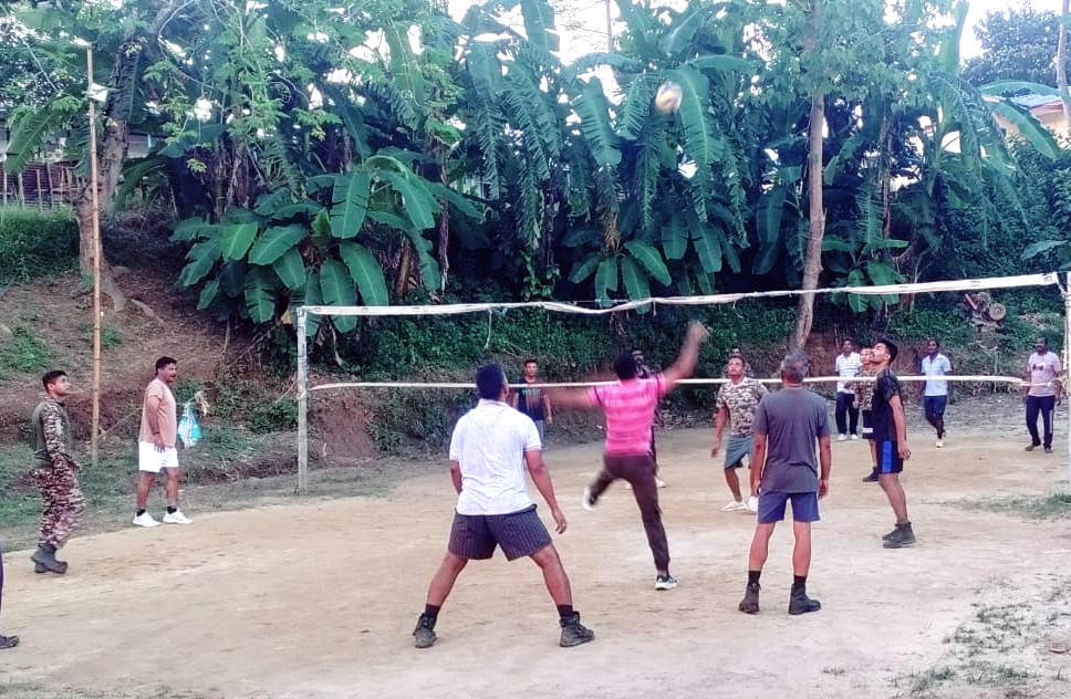 2Diphu's tweet photo. Jawans of 20 Bn CRPF at Jiribam, Manipur unwind after a long day by playing their favourite games—badminton, volleyball and carrom. Helping them beat stress, boost coordination and share moments of fun. 🇮🇳💪 #CRPF #Manipur #Jiribam #Fitness #MoraleBoost https://t.co/hXbW18cJcQ
