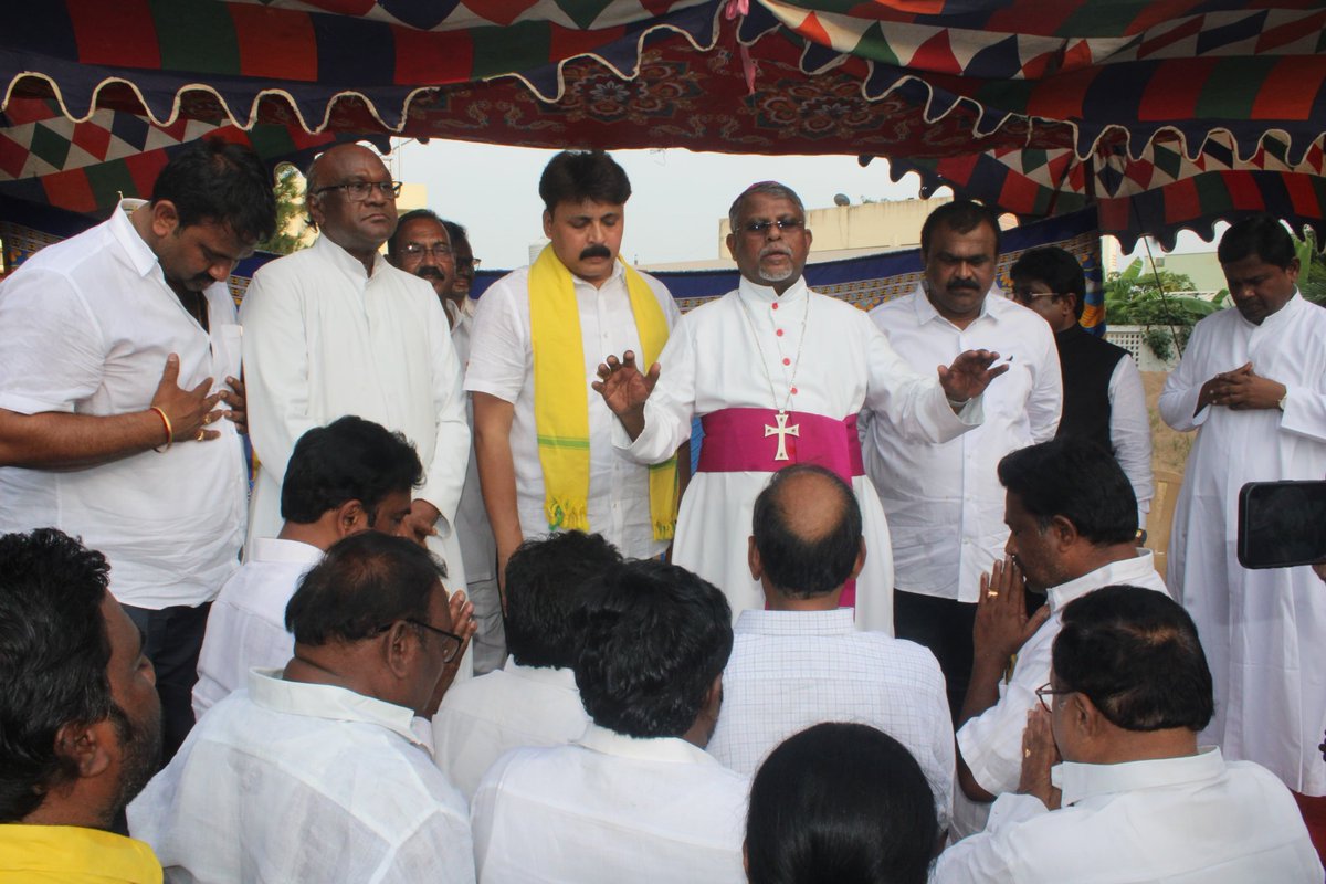RoshanSonga's tweet photo. జంగారెడ్డిగూడెం పట్టణంలో యేసు తిరు హృదయ ఆర్సీఎం నూతన దేవాలయ శంకుస్థాపన మహోత్సవంలో చింతలపూడి శాసనసభ్యులు శ్రీ సొంగా రోషన్ కుమార్ గారు పాల్గొన్నారు.

ఈ సందర్భంగా ఏలూరు కతోలిక పీఠం బిషప్ శ్రీశ్రీశ్రీ రెవరెండ్ జయరావు పొలిమేర గారితో కలిసి నూతన దేవాలయ నిర్మాణానికి శంకుస్థాపన చేశారు.

ఈ సందర్భంగా శాసనసభ్యులు మాట్లాడుతూ, ఆధ్యాత్మిక కేంద్రాలు సమాజంలో శాంతి, ప్రేమ, సౌభ్రాతృత్వాన్ని పెంపొందించే పవిత్ర స్థలాలని పేర్కొన్నారు. నూతన దేవాలయ నిర్మాణం విజయవంతంగా పూర్తై, భక్తులకు ఆధ్యాత్మిక సేవలను మరింత విస్తృతంగా అందించాలని ఆకాంక్షించారు.
బిషప్ శ్రీ జయరావు పొలిమేర గారితో తన బంధం మరువలేనిదని ఎమ్మెల్యే పేర్కొన్నారు,

ఈ కార్యక్రమంలో విచారణ గురువులు, కన్య స్త్రీలు, పెద్దలు, ప్రజాప్రతినిధులు, స్థానిక కూటమి నాయకులు, కార్యకర్తలు, క్రైస్తవ సోదరులు మరియు భక్తులు పాల్గొన్నారు.