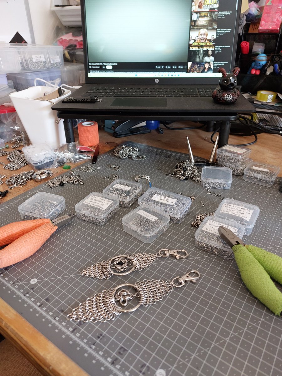 FreakilyU's tweet photo. Making stuff and watching true crime , isn't that what Sundays are made for? What are all you beautiful people upto today? https://t.co/DKWJL7Wioa