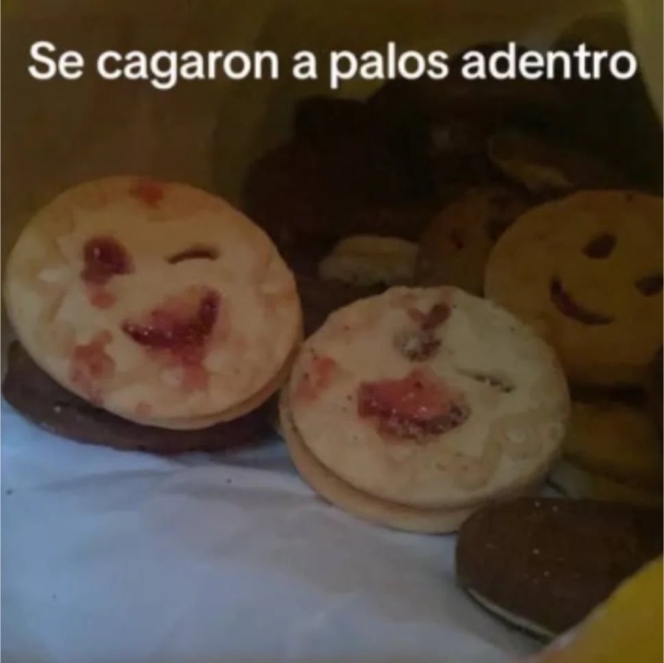 maycrosoft_'s tweet photo. hoy a cara de perro fui a una cafetería pedí chocolate caliente con un sanguvhe de chipa con kimchi y queso azul y ahora mi estómago sufre las consecuencias https://t.co/qG3NWOZhkP