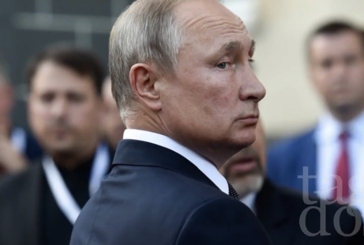 Galadriell__'s tweet photo. 🔴 La haine envers la Russie alimente le risque de guerre
par Tilo Gräser

📍En Occident, l’immaturité politique se répand dangereusement, tandis qu’en Russie, la réaction reste marquée par la retenue.

Une nouvelle guerre de grande ampleur éclatera et détruira l’Europe : de plus en plus d’observateurs et d’analystes du nouveau conflit Est-Ouest, dans les deux camps, s’accordent sur ce constat. Les principaux responsables seraient avant tout les dirigeants politiques d’Europe occidentale. Ceux-ci ne « marchent pas en somnambules », mais continuent de provoquer la Russie les yeux grands ouverts. Ils semblent réellement croire qu’ils pourraient « mettre à genoux » la plus grande puissance nucléaire du monde.

Il s’agit probablement de l’illusion la plus dangereuse depuis la fin de la guerre froide. Comme si les dirigeants occidentaux étaient aveuglés par leur propre russophobie. Il s’agirait plutôt d’une haine pathologique et profondément enracinée envers la Russie, estime le politologue britannique Richard Sakwa. Ce spécialiste reconnu de la Russie, rattaché à l’université du Kent, a publié plusieurs ouvrages sur ce pays postcommuniste. Lors d’un entretien avec le politologue norvégien Glenn Diesen, Sakwa a averti que « la russophobie nous conduit à la guerre ».

Il a expliqué, dans le même temps, qu’il ne s’agissait pas tant d’une phobie classique. Dans le cas d’une phobie, les personnes concernées évitent ce qui leur inspire de la peur. La situation est différente avec ce que Sakwa considère comme une haine plus profondément enracinée envers la Russie. Celle-ci est liée à une tentative sans précédent de nier la Russie, qui va bien au-delà de la critique habituelle. Même pendant la guerre froide, on ne trouvait pas ce qui semble aujourd’hui être devenu une pratique courante à l’égard de la Russie :

« Pratiquement aucune diplomatie, aucun dialogue, l’exclusion des équipes sportives russes, une négation culturelle, la critique de toute personne en Occident qui affirme, en substance, qu’il n’est pas nécessaire d’adopter le point de vue de Moscou, mais qu’il faut reconnaître que les actions de la Russie obéissent à une logique qui dépasse une pathologie irrationnelle. »

La haine envers la Russie, aujourd’hui largement répandue et écrasante, se manifeste par « la tentative de nier toute une civilisation, tout un pays ». Sakwa souligne également qu’après 1990, l’Occident a rejeté les possibilités d’intégrer la Russie :

« À Washington, la décision a clairement été prise que la Russie était trop grande, trop chaotique, trop difficile à comprendre, trop dangereuse, trop nucléarisée, et ainsi de suite, pour être acceptée au sein de l’Occident politique. »

Il évoque sa participation aux récentes « Lectures Primakov », organisées en juin à Moscou. Sakwa y a constaté que, malgré tout, « la voix pro-européenne se fait encore entendre assez fortement dans les coulisses du pouvoir au Kremlin ». Mais l’adhésion à l’Occident politique, et même à l’OTAN, a toujours été refusée à Moscou.

Dans son entretien avec Sakwa, le politologue Diesen évoque la légende d’une Russie impériale insatiable. Cette légende aurait été forgée par ses adversaires à partir du faux testament du tsar Pierre le Grand. Sakwa conteste les affirmations fondées sur ce testament, selon lesquelles la Russie serait impérialiste, profondément autocratique, despotique et barbare.

Un Occident hermétiquement isolé

Les deux politologues constatent que la vision actuelle de ce pays simplifie grossièrement la situation et les évolutions réelles, et qu’elle a très peu à voir avec la réalité. Elle s’éloigne de la critique légitime et conduit à un « degré élevé d’hostilité », dans lequel « même un débat ou un dialogue avec un partenaire européen n’est plus possible ». Ce serait l’une des raisons pour lesquelles nous nous trouvons aujourd’hui dans cette guerre, affirme Sakwa.

Dans ce contexte, la « perspective galicienne orientale », prédominante en Pologne et dans l’ouest de 🔽