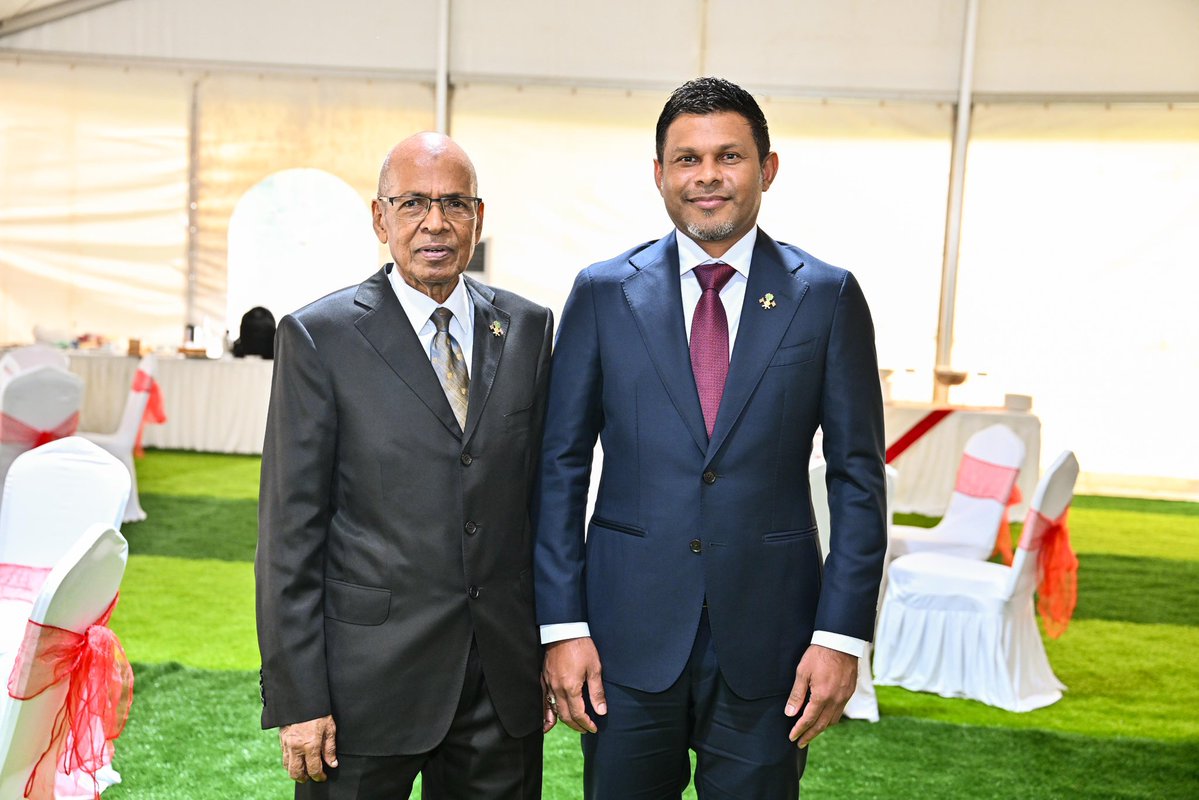 HucenSembe's tweet photo. އަޅުގަނޑުގެ ލޮބުވެތި ޢަމީދު، އަލްއުސްތާޛު އިބްރާހީމް ރަޝީދު މޫސާއަށް "ނިޝާން ޢިއްޒުއްދީންގެ ޢިއްޒަތުގެ ވެރިކަން" (ނ.ޢ.ޢ.ވ.) އެރުވުނު މި މުނާސަބަތުގައި  ޢަމީދުއާ ބައްދަލުކޮށް ތަހުނިޔާ ދެންނެވުމަކީ އަޅުގަނޑަށް ލިބުން ވަރަށް ބޮޑު އުފަލެކެވެ. ވަރަށް ބޮޑު ޝަރަފެކެވެ. މި ފުރުޞަތުގައި އަދިވެސް އެއްފަހަރު ޢަމީދުއަށް ތަހުނިޔާ ދަންނަވަމެވެ.