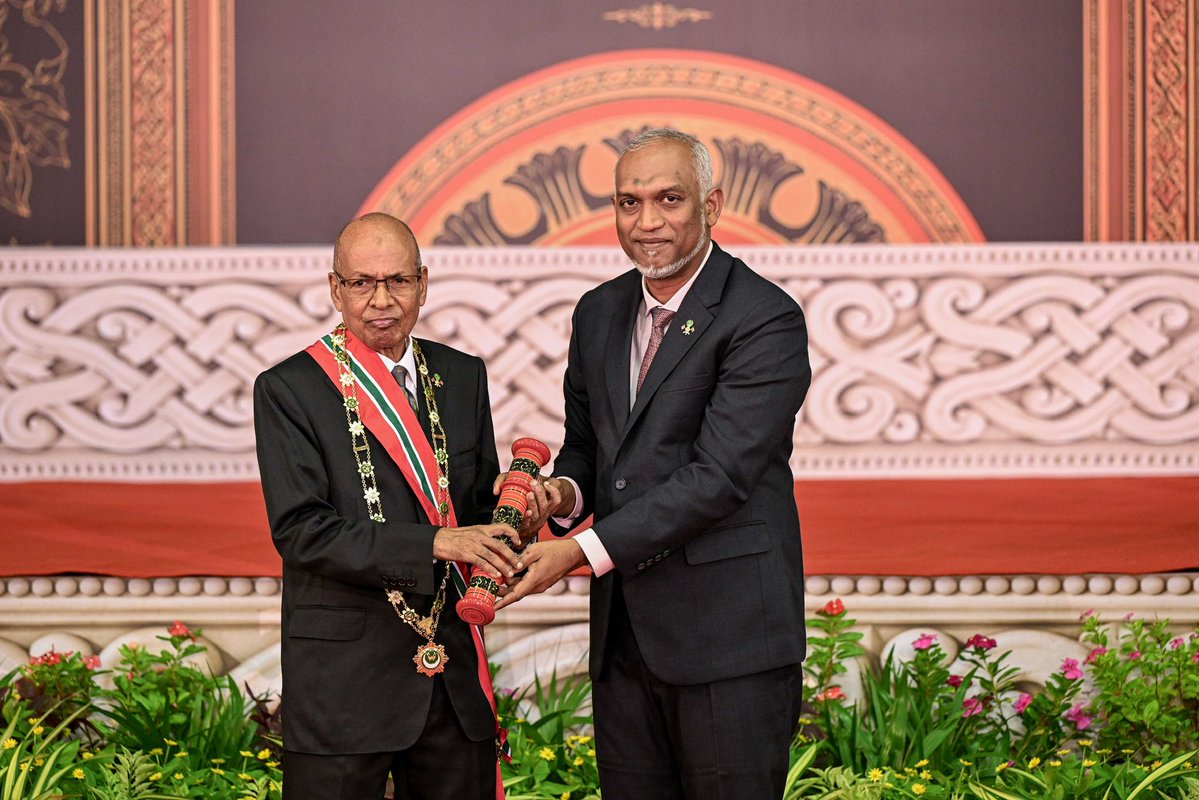 HucenSembe's tweet photo. އަޅުގަނޑުގެ ލޮބުވެތި ޢަމީދު، އަލްއުސްތާޛު އިބްރާހީމް ރަޝީދު މޫސާއަށް "ނިޝާން ޢިއްޒުއްދީންގެ ޢިއްޒަތުގެ ވެރިކަން" (ނ.ޢ.ޢ.ވ.) އެރުވުނު މި މުނާސަބަތުގައި  ޢަމީދުއާ ބައްދަލުކޮށް ތަހުނިޔާ ދެންނެވުމަކީ އަޅުގަނޑަށް ލިބުން ވަރަށް ބޮޑު އުފަލެކެވެ. ވަރަށް ބޮޑު ޝަރަފެކެވެ. މި ފުރުޞަތުގައި އަދިވެސް އެއްފަހަރު ޢަމީދުއަށް ތަހުނިޔާ ދަންނަވަމެވެ.