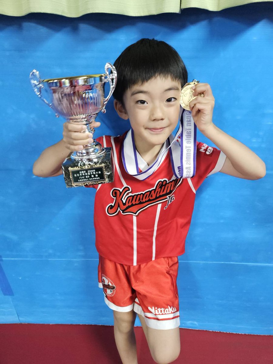 dcsQ5V0M4ZIeL5q's tweet photo. 全日本選手権バンビの部❗
あっくん優勝できました😀❗
すご～い‼️

応援して頂いた皆様のおかげです❗😀
ほんとにありがとうございました😀
引き続き頑張りますので応援よろしくお願いします🙇‍♂️⤵️

#川嶋ジュニア
#ペンホルダー
#あっくん https://t.co/OFlZo7tUiW