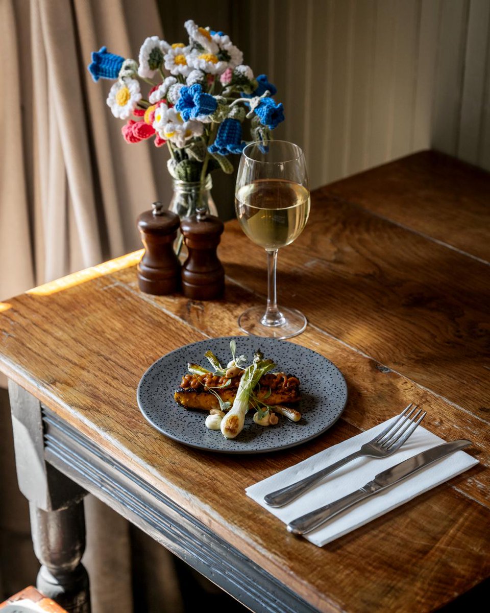 SankeysRTW's tweet photo. Check out Gary’s chicken breast satay! Readily available now at G&D, it’s accompanied on the plate with preserved lemon and charred spring onion, adding a citrusy kick and fragrant freshness to those Asian-inspired flavours.
#pubfood #publife #gastropub #satay https://t.co/Vw5EbSnXxx