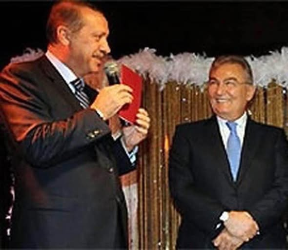 TOPRAK_2_'s tweet photo. 🩸
Her şey bu resimde düğümlü …
biliyormusunuz aslında 
Erdoğan hiç bir zaman seçim kazanmadı ….!
kazandırıldı ..
Evet 
Evet 
yanlış okumadınız 
       kazandırıldı .
hadi 2010 e kadarını saymayalım 
Ancak emin olun 
ondan sonra Erdoğan bir tek defa bile 
seçim kazanmadı ..
Kazandırıldı …
Seçimler ona altın tepside sunuldu 
CHP Erdoğanı kazandıracak şekilde 
dizayin edildi .
Ecevit den sonra 
CHP genel başkanları 
adeta iğdiş edildi .
Baykal’ın Erdogana çalıştığı 
daha yeni yeni anlaşıldı ..
Biz ona oy verirken 
O ise Ankara dışında 
       Gizli gizli 
            dört kez görüşmüş..
Parti kararı olmadan 
partiye bilgi vermeden 
gizli gizli görüşmüş ..
    Değerli dostlar 
Amerika şunu gördü ;
CHP nin başı kontrol altına alınmadan 
Laik Atatürk cumhuriyeti 
tasfiye edilemez 
hele bir Kılıçlaroglu vakası varki
anlaşılır gibi değil …..
İnsanlık tarihinde bir benzeri dahi yok 
Kemal bey 
100- yıl  orda kalsın
her defasında da Erdoğan 
seçim kazanır dı …
Emin olun kazanır dı 
Bizim bildiğimiz 
Ne kadar yazar çizer araştırmacı varsa 
bir bir gidip yalvarmışlar…
Yapma Kemal
Etme Kemal dediler 
Kazanman imkansız ….
Son ana kadar niyetini sakladı ..
Masayı da kandırdı ..
Bütün Türkiye ye talan söyledi ..
Oysa gurup konuşmasında 
Hemde DÖRT KEZ 
üstüne basa basa 
biz aday olmayacağız
SİZE KEMAL SÖZÜ “ demişti 
Son Cumhurbaşkanlığı seçiminde 
Erdoğan köşeye sıkışmıştı.
Kazanma şansı karşısına 
Sadece Kemal bey çıkarsa vardı …
Bahçeli bile 
Kemal beyi destekliyorum dedi 
adamın jetonu yine düşmedi …
Sarayın hafiyeleri 
Kemal beyin aday olması için 
harıl harıl çalıştı.,
Adamın Jetonu yine düşmedi …
Adam üstelik gitmiş 
partiden izinsiz 
Ümit Özdağ’a 
İçişleri bakanlığı
MİT başkanlığı,
Ve Mili Eğitim bakanlığı sözü vermiş ..
Bakarmısınız rezilliğe 
Bunca entrikalar içinde
aday oldu …
O gün Türkiye nin kaderi değişti .
Kaybedilmesi imkansız olan bir seçimi 
Onun yüzünden kaybettik..
Üstelik Erdoganın eski suç ortaklarını 
Ve Laik Cumhuriyet düşmanlarını
Vede Sivas canilerinden oluşan 
38- kişiyi CHP oylarıyla meclise soktu .
Onlar şimdi 
Anayasanın değiştirilemez 
İlk dört maddesini değiştirmek için 
Erdoğan’la beraber çalışıyor..
Onlar Kemal beyi tabi severler..
Yahu böyle kullanışlı bir adamı bulmak kolaymı..
Üstelik bu ilk vakası değildi 
Hatırlayın Ekmeleddin faciasını ..
Oysa Ekmeleddin
Atatürk Cumhuriyetini 
yıkmak üzerine kitap bile yazmış 
damgalı bir Atatürk düşmanıydı.
Kemal bey son anda 
Cebinden çıkardığı tavşanla 
Türkiye’nin kaderiyle oynamıştı .
Ve insanlar buna iyi adam diyor 
Doğru adam diyor 
Yahu nasıl..
Erdoğana çalışarak 
Nasıl iyi adam olunabilir …
Şimdi Türkiye’nin beş kendinde 
Pahalı bina ve daireler kiralayarak 
CHP nin altını oymaya devam ediyor ..
Sadece Ankara da 
beş katlı iş hanı kiraladı 
Neyle 
Nasıl 
bilen yok ..
CHP yi yeterince sağa çekemedim 
yarım  kalan işinini bitirmek için 
geri dönüş hazırlığında ..
Kör göze parmak diye buna denir ..
Yahu insanlık tarihinin gördüğü 
en beceriksiz genel başkan..
Tek bir başarısı yok 
Bir kez bile seçim kazanamamış 
Ve üstelik 
Türkiye’nin kaderiyle oynamış 
Utanmadan sıkılmadan 
Partiyi tekrar eke geçirmeye çalışıyor 
Neymiş son kurultay şaibeliymiş ..
Yahu adama gülerler..
Bunu ortaya atanlar 
CHP yi karıştırmak isteyen 
Sarayın adamları .
Hem kuzum 
 o kurultayı sen yönettin.
Yani o zaman sen genel başkandın ..
Atacaksan çamuru  kendine at..
İşte böyle dostlar 
biz bunları tabana anlatamadık …
İşte biz bu sebeplerle 
hep seçim kaybettik ..
Dileriz bir daga bu oyuna gelmeyiz..
.
      galip
SARIALTIN