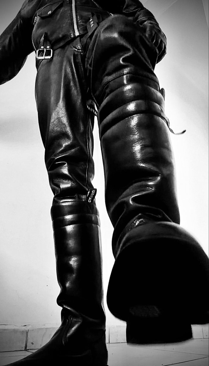 smkrladbr's tweet photo. Come take your place boy!

#leather #leatherman #gay #boots #Master #Dom #domination #bdsm #submission https://t.co/w9IMOq8DBO