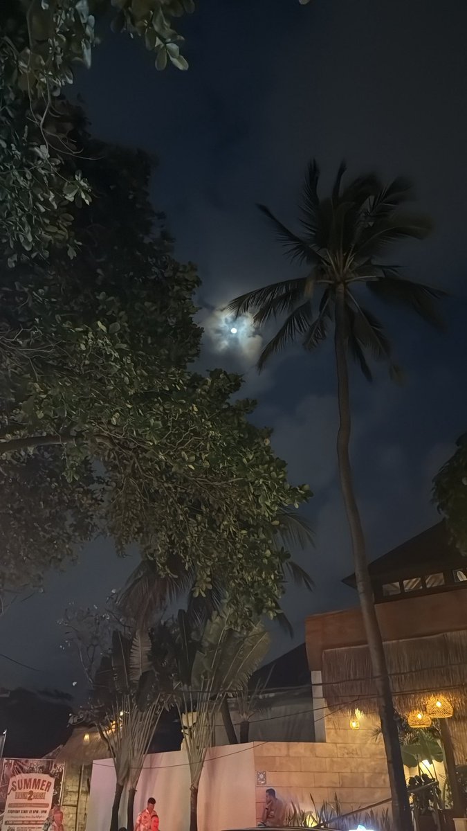 1seal1's tweet photo. Seminyak Beach 🏖️ https://t.co/OxBLipIi8p