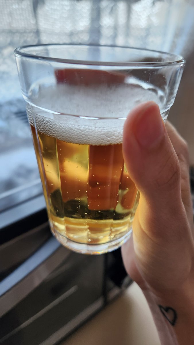 valubureis's tweet photo. Um brinde pra quem começou o domingo sendo ameaçada pelo marido da cliente 🍻 https://t.co/qoYkbA6NoL