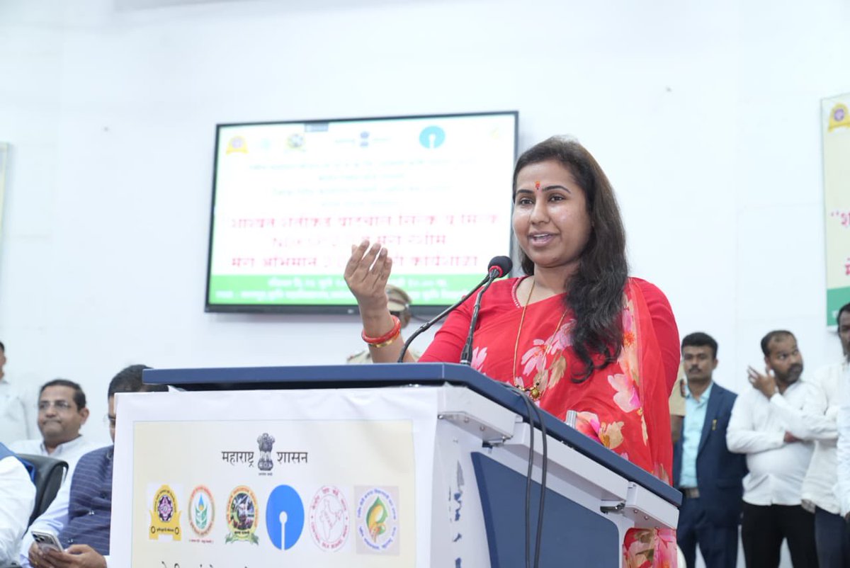 MeghnaBordikar's tweet photo. आज परभणी येथे रेशीम संशोधन योजना, वसंतराव नाईक मराठवाडा कृषी विद्यापीठ, कृषी विभाग, आत्मा, केंद्रीय रेशीम बोर्ड, जिल्हा रेशीम कार्यालय व अग्रणी बँक यांच्या संयुक्त विद्यमाने आयोजित "शाश्वत शेतीकडे वाटचाल, सिल्क व मिलेट, NDKSP 2.0 व मेरा रेशीम मेरा अभिमान 2.0 शेतकरी कार्यशाळा" या उपक्रमास उपस्थित राहून शेतकरी बांधवांशी संवाद साधला.

रेशीम शेती, भरडधान्य उत्पादन आणि आधुनिक शेती पद्धतींच्या माध्यमातून शेतकऱ्यांचे उत्पन्न वाढविण्यासाठी अशा कार्यशाळा अत्यंत उपयुक्त ठरत आहेत. शेतकऱ्यांनी आधुनिक तंत्रज्ञानाचा स्वीकार करून शाश्वत शेतीकडे वाटचाल करावी, हा या कार्यशाळेचा मुख्य उद्देश आहे. 

#parbhani #कृषी #मेरा_रेशम_मेरा_अभिमान