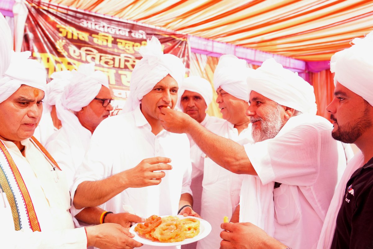 Jassipetwar_inc's tweet photo. आज चैनत धरने की विजय के अवसर पर आयोजित कार्यक्रम में हमारे नेता लोकसभा सांसद भाई दीपेंद्र सिंह हुड्डा जी के साथ शामिल हुआ।

इस दौरान हिसार से लोकप्रिय सांसद श्री जयप्रकाश जेपी जी, सोनीपत से लोकप्रिय सांसद श्री सतपाल ब्रह्मचारी जी, उकलाना से विधायक बड़े भाई नरेश सेलवाल जी, हांसी से कांग्रेस प्रत्याशी रहे भाई राहुल मक्कड़ जी, पूर्व चेयरमैन श्री सुमन शर्मा जी, भाई पवन गोयल जी, श्री अशोक मलिक जी, भाई तेजवीर पुनिया जी सहित वरिष्ठ नेता एवं कार्यकर्ताओं को कमेटी ने सम्मानित किया।

@BhupinderShooda
@DeependerSHooda
@JaiParkash_INC
@INCHaryana

#नारनौंद_का_जस्सी 
#जस्सी_का_नारनौंद