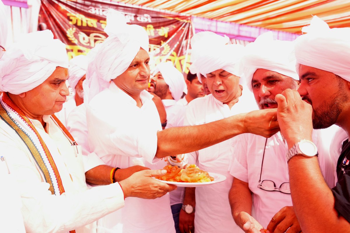 Jassipetwar_inc's tweet photo. आज चैनत धरने की विजय के अवसर पर आयोजित कार्यक्रम में हमारे नेता लोकसभा सांसद भाई दीपेंद्र सिंह हुड्डा जी के साथ शामिल हुआ।

इस दौरान हिसार से लोकप्रिय सांसद श्री जयप्रकाश जेपी जी, सोनीपत से लोकप्रिय सांसद श्री सतपाल ब्रह्मचारी जी, उकलाना से विधायक बड़े भाई नरेश सेलवाल जी, हांसी से कांग्रेस प्रत्याशी रहे भाई राहुल मक्कड़ जी, पूर्व चेयरमैन श्री सुमन शर्मा जी, भाई पवन गोयल जी, श्री अशोक मलिक जी, भाई तेजवीर पुनिया जी सहित वरिष्ठ नेता एवं कार्यकर्ताओं को कमेटी ने सम्मानित किया।

@BhupinderShooda
@DeependerSHooda
@JaiParkash_INC
@INCHaryana

#नारनौंद_का_जस्सी 
#जस्सी_का_नारनौंद