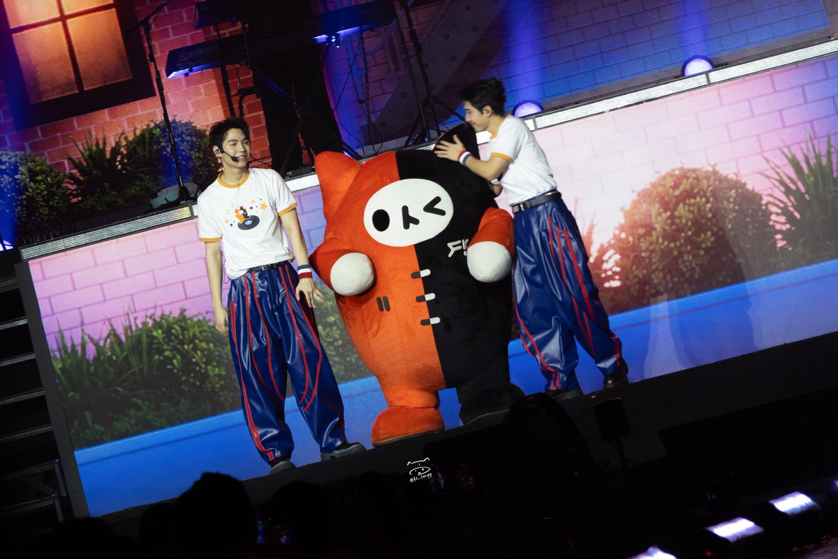 kt_tungg's tweet photo. family 🤍🧡🖤

𑣲 @firstkpp @myktnw @yuzu_mumu_gmmtv ᝰ 

EMBPFK FEEL THE FUN TOGETHER  
#FFFPartyConcert2026D2
#firstkhaotung #เฟิร์สข้าวตัง #yuzumumu https://t.co/rkbFMOoMLK