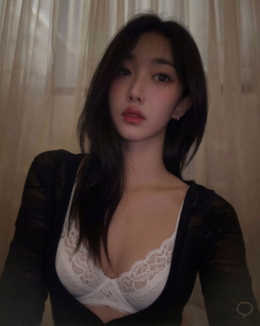 lookthereplies's tweet photo. with glasses or not? https://t.co/PxHzlkz9LJ