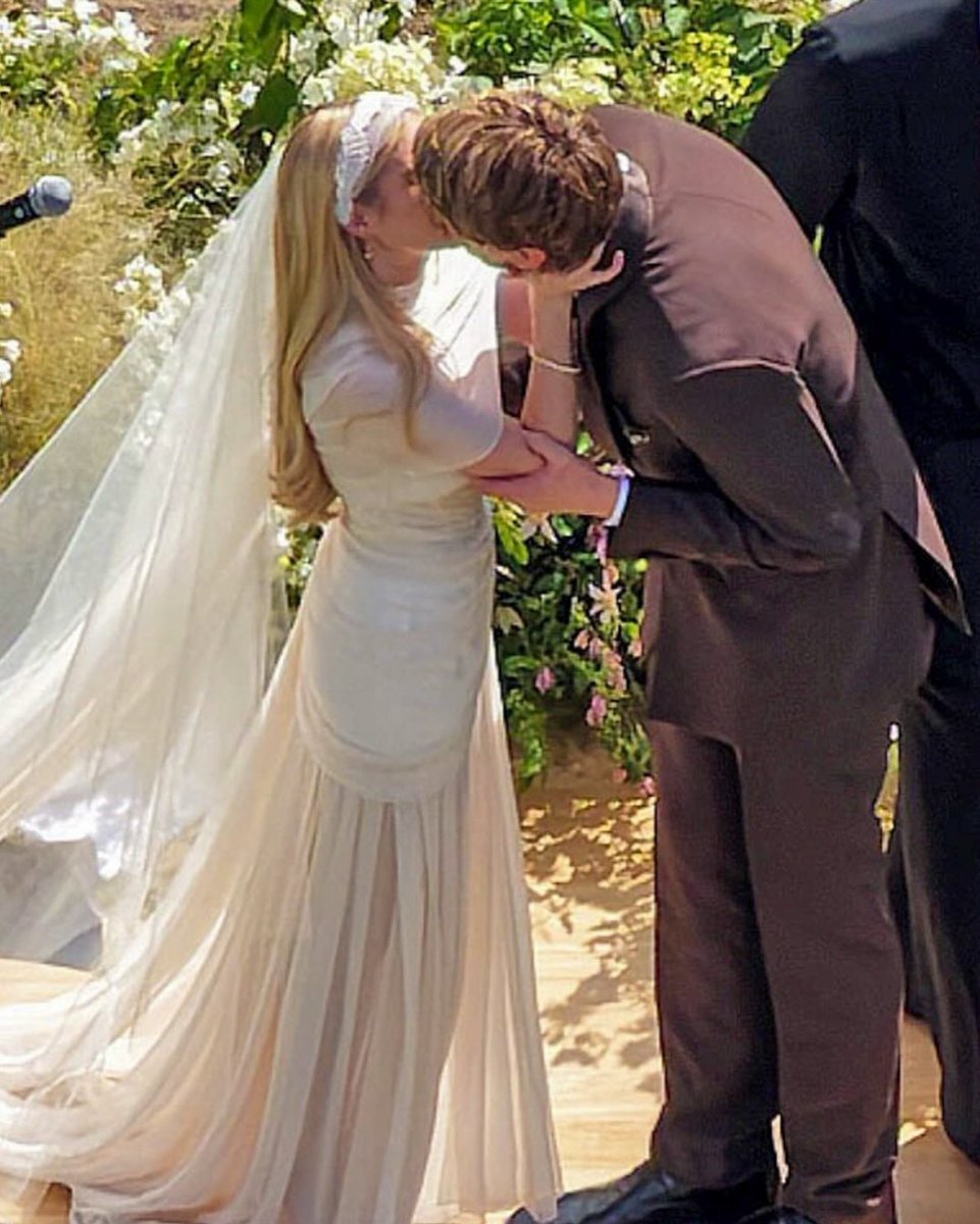 EVILSCRE4M's tweet photo. Emma Roberts got married today 🖤 https://t.co/nMM9ni2F6W