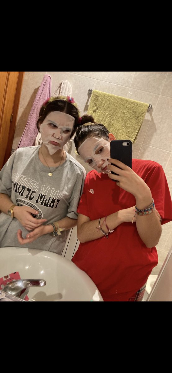 sofiaaprzz's tweet photo. @lunaamonr los 16 cuando esto era el mejor plan🌈🌈🌈🌈🌈🌈🌈 https://t.co/NqiImybNTm