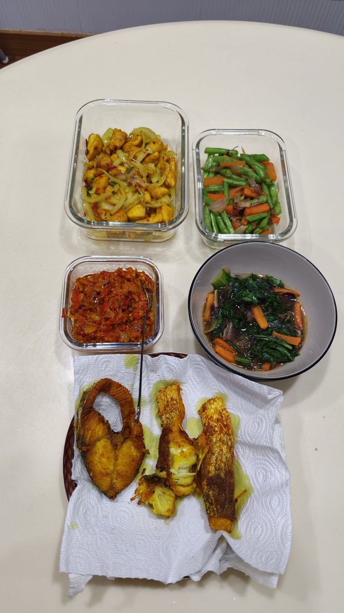 eirazm's tweet photo. Hari ni mcm productive despite bangun lewat. 

Lipat baju (3 bakul) ✅ (after long time procrastinate)
Cook dinner for today &amp; tmrw ✅
Gosok baju kerja for the week ✅ (lama x buat ni haha)

Tapi obviously I have things that I plan today but still procrastinate. Oh well. 🫣 https://t.co/SE2HoviCdU