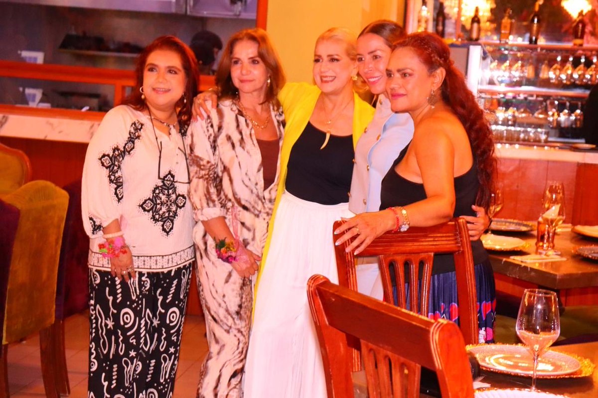Veronica_mtz's tweet photo. Un gusto acompañar a mi querida amiga Vero Soto en el primer aniversario de La Casa de las Flores.

Te deseo que este proyecto siga creciendo con mucho éxito y que nunca falten las bendiciones en todo lo que emprendas. ¡Enhorabuena por este primer año! https://t.co/uZ03AfBvwg