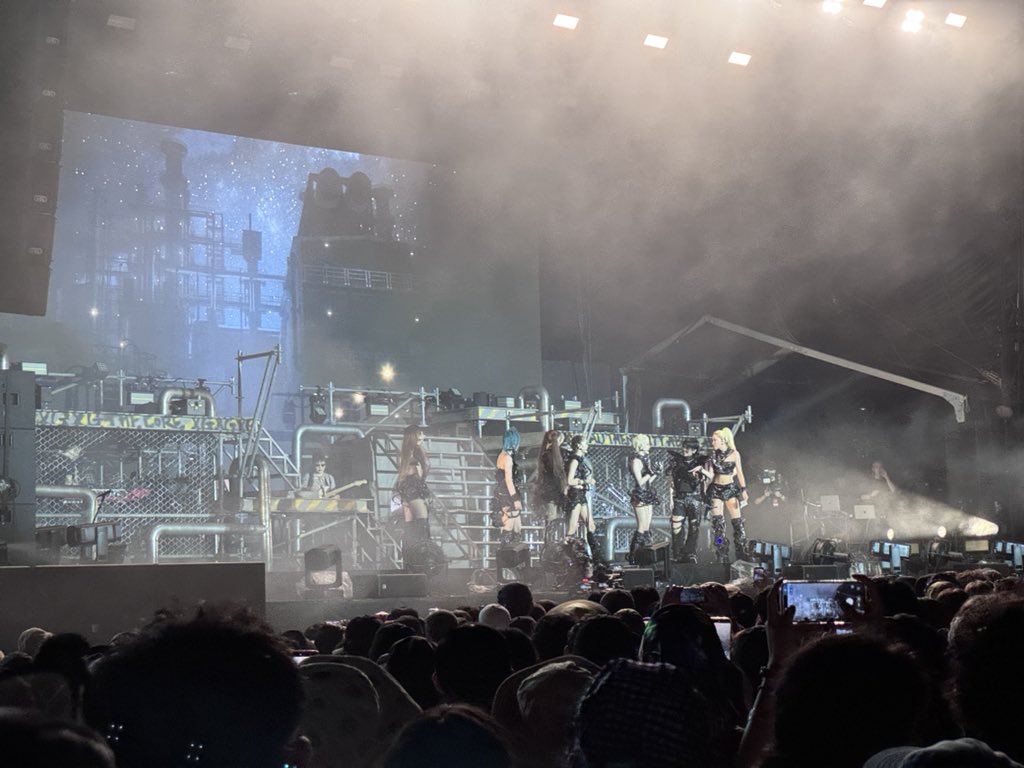 yisuzhou's tweet photo. Absolutely blown away by XG at Fuji Rock Saturday. The last Japanese girl group to give me this level of shock was Perfume. And it’s almost 20 yrs. XG feels like a completely new species, futuristic and unlike anything I’ve ever seen. 

Watching them, I couldn't help but wonder: what kind of social theory could accurately explain this cultural phenomenon? I am into whatever explains their stardom. #FujiRock #XG