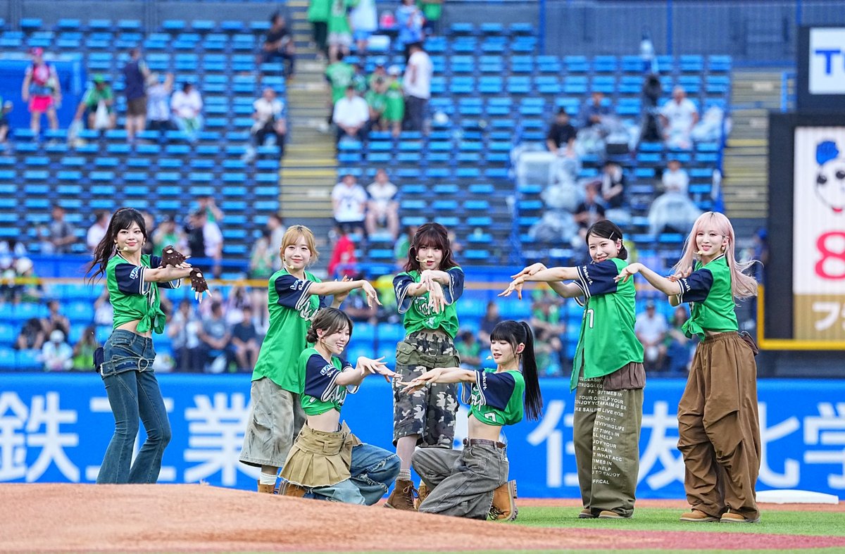 oricon's tweet photo. ME:I・MOMONA、始球式でノーバウンド⚾
気合十分「熱い1球を」

「花咲く道」フルサイズパフォーマンス

🔻傘振りも
https://t.co/UB5kW62Oi4 https://t.co/zeOIDxBq47