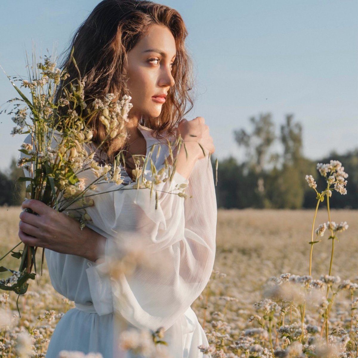 PotatoDominika's tweet photo. Standing in the sunshine with a bouquet of flowers in my hands cherishing this little moment of happiness 🌻 https://t.co/ZLCYGRc6S1