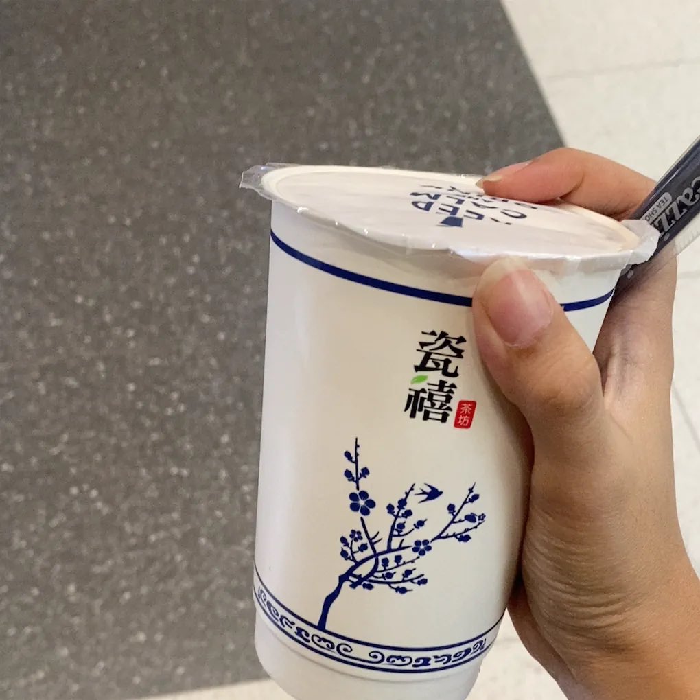 horiroru's tweet photo. ku rasa asing jalan tanpa menenteng milk tea satu ini https://t.co/r6Djh6zX8A