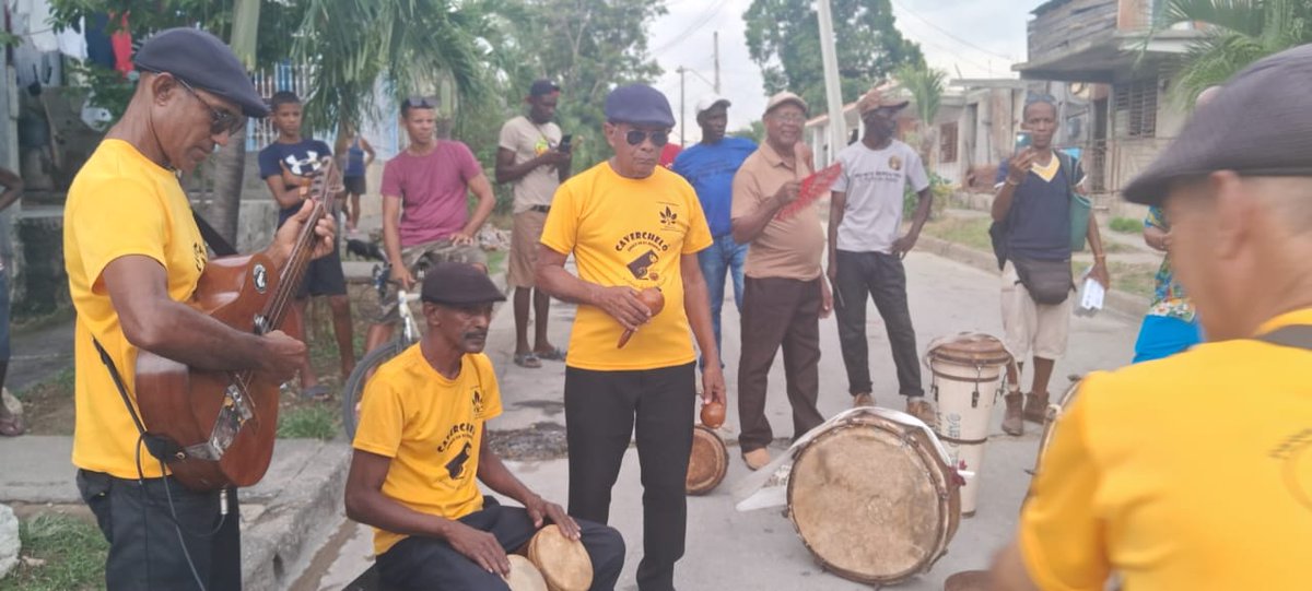 consejopcentro's tweet photo. En la tarde de ayer, sábado 25 de julio se realizó una #RutaCultural por las principales arterias de la comunidad #LomaDelChivo a cargo del Proyecto #ElPatioDeAdela como parte del programa de actividades por el 73 aniversario de los asaltos a los cuarteles #Moncada y #CMCéspedes. https://t.co/BNBNe8Xke6