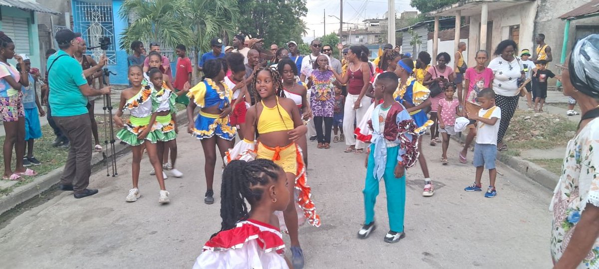 consejopcentro's tweet photo. En la tarde de ayer, sábado 25 de julio se realizó una #RutaCultural por las principales arterias de la comunidad #LomaDelChivo a cargo del Proyecto #ElPatioDeAdela como parte del programa de actividades por el 73 aniversario de los asaltos a los cuarteles #Moncada y #CMCéspedes. https://t.co/BNBNe8Xke6
