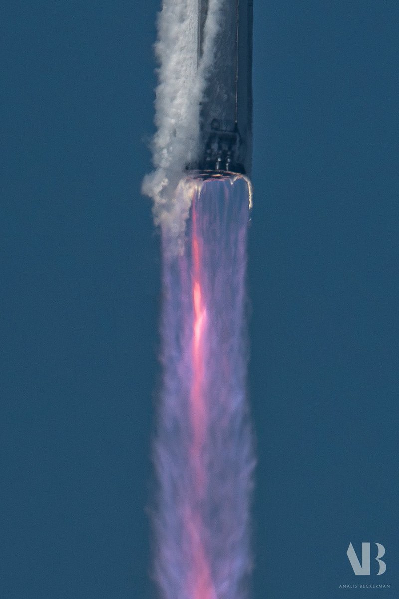 gatewaytomarz's tweet photo. Starship ascending during Flight 13. 
A little hazier, but still love the way the frost vapor curls around SuperHeavy during the ascent. 

📷: Sony A7RV
Lens: Sony 200-600mm G https://t.co/K2jMg5R629