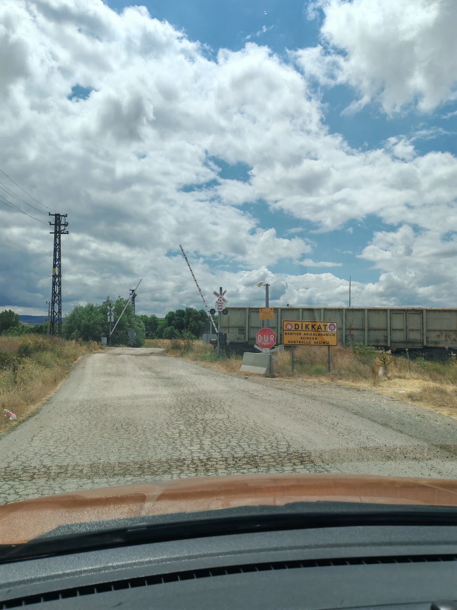 ANU3091's tweet photo. Kara tren gecikir belki hiç gelmez 🤓 https://t.co/y3KqSEmfc0