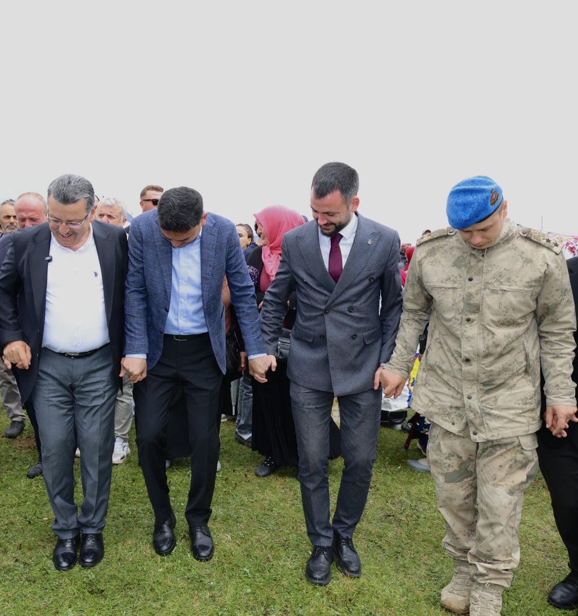 Fatih61cb's tweet photo. Trabzon Büyükşehir Belediye Başkanımız, Akçaabat Kaymakamımız ve kıymetli Komutanımızla birlikte, Geleneksel Taşlıoba Kurtdüzü Yayla Festivali’nde horonu dimdik oynadık. Karadeniz’in kültürünü, coşkusunu ve birlik ruhunu hep birlikte yaşadık. https://t.co/Nh8mywFhwo