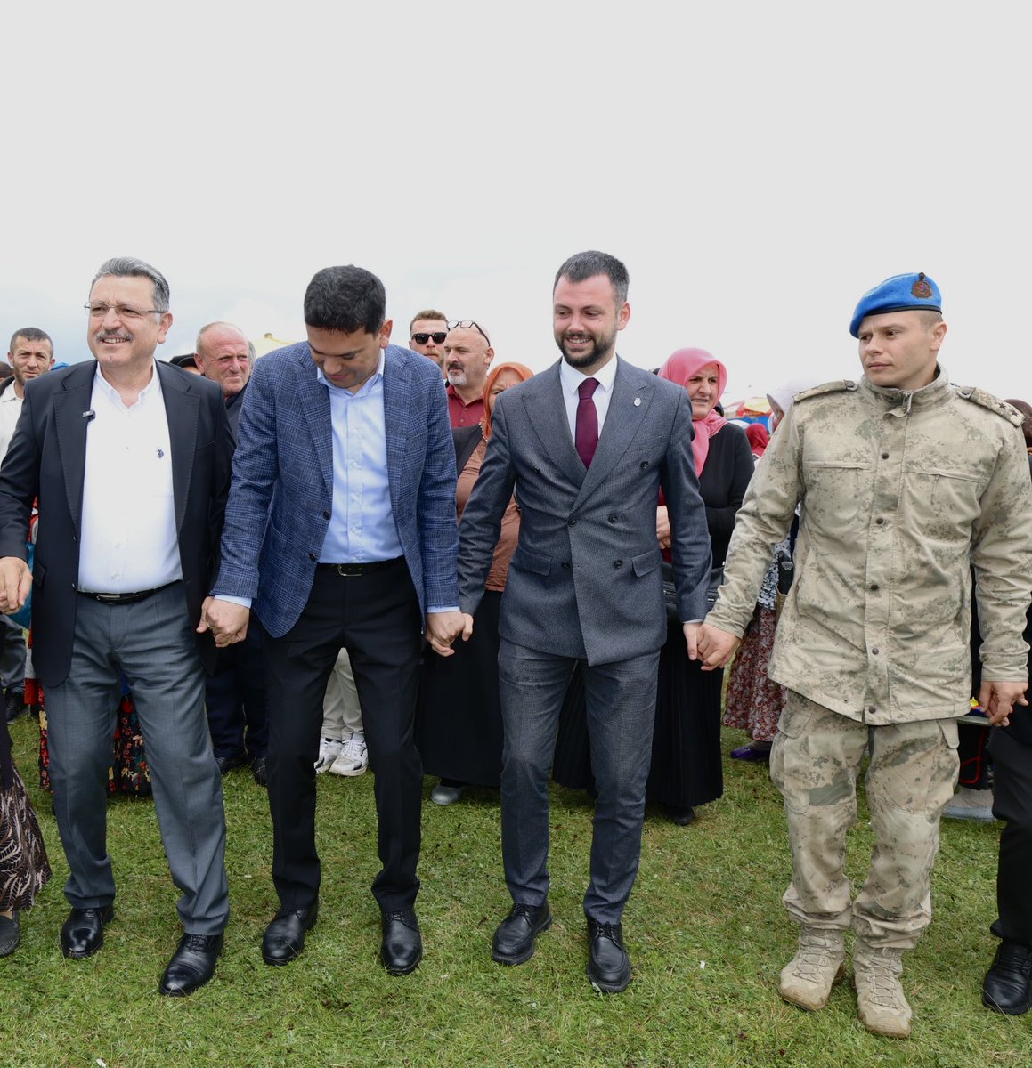 Fatih61cb's tweet photo. Trabzon Büyükşehir Belediye Başkanımız, Akçaabat Kaymakamımız ve kıymetli Komutanımızla birlikte, Geleneksel Taşlıoba Kurtdüzü Yayla Festivali’nde horonu dimdik oynadık. Karadeniz’in kültürünü, coşkusunu ve birlik ruhunu hep birlikte yaşadık. https://t.co/Nh8mywFhwo