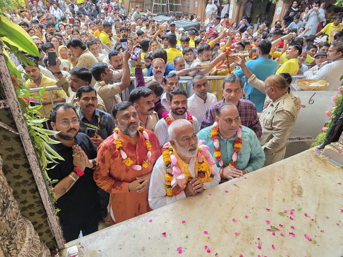 swatantrabjp's tweet photo. श्री बाँके बिहारी जी के चरणों में प्रणाम… राधे-राधे! https://t.co/az8fpvPpdR
