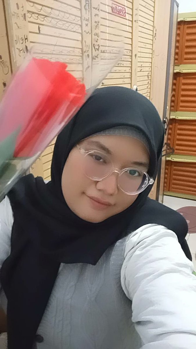 finhrtz's tweet photo. Anyone want flowers?🌹🌹✨✨
#HOSD #HrtzOnSelcaDay #HrtzWav #하츠웨이브 #DANE #데인 https://t.co/T7B6dYRHxf