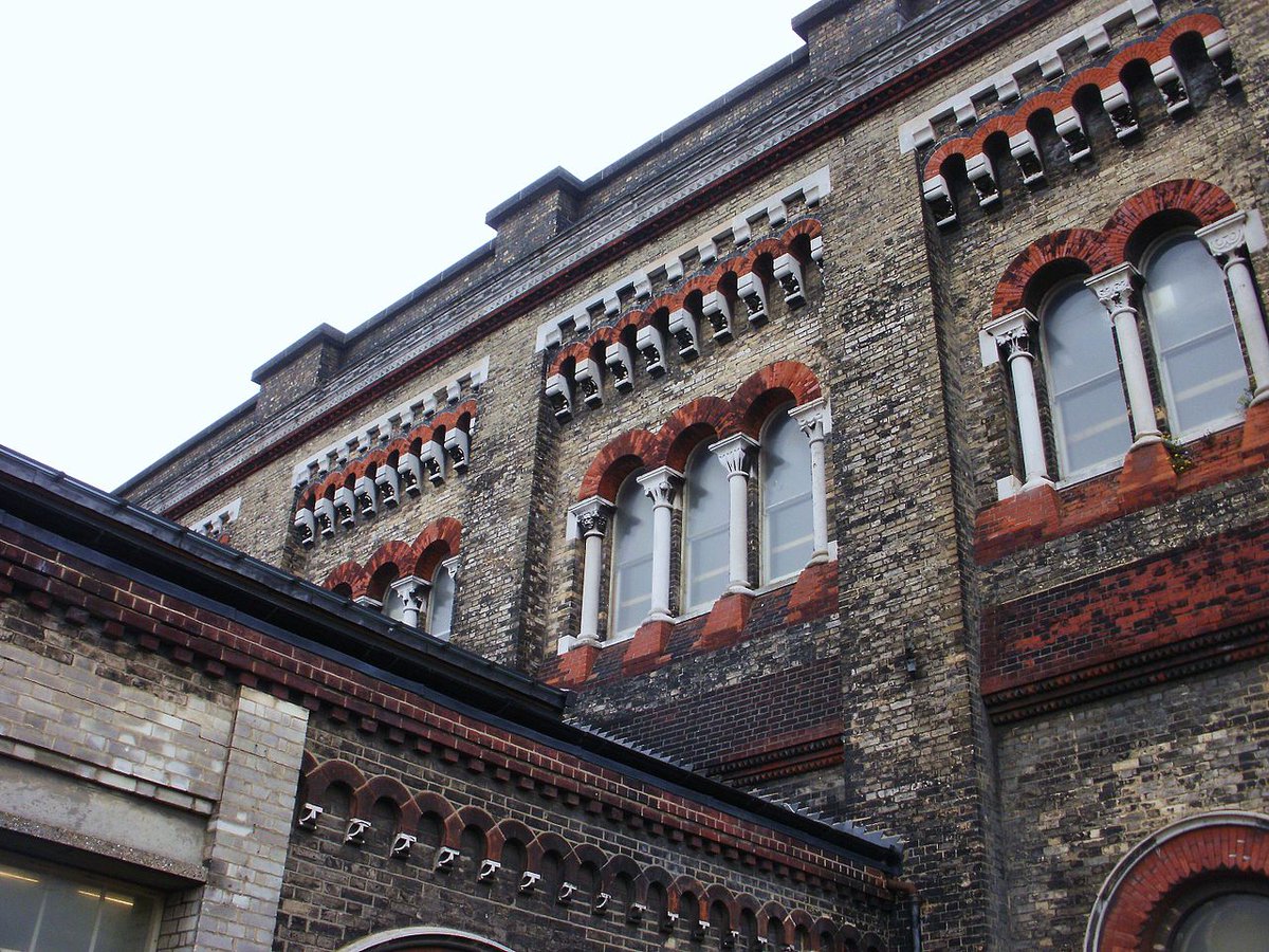 TheGrandPast's tweet photo. @Fascinate_Hist The care put into this building extends to its exterior, which features intricate details across the facade. It is difficult to imagine a comparably beautiful industrial building being constructed today.

Photos: Ethan Doyle White, CC BY-SA 3.0 https://t.co/NKMoPWltbj
