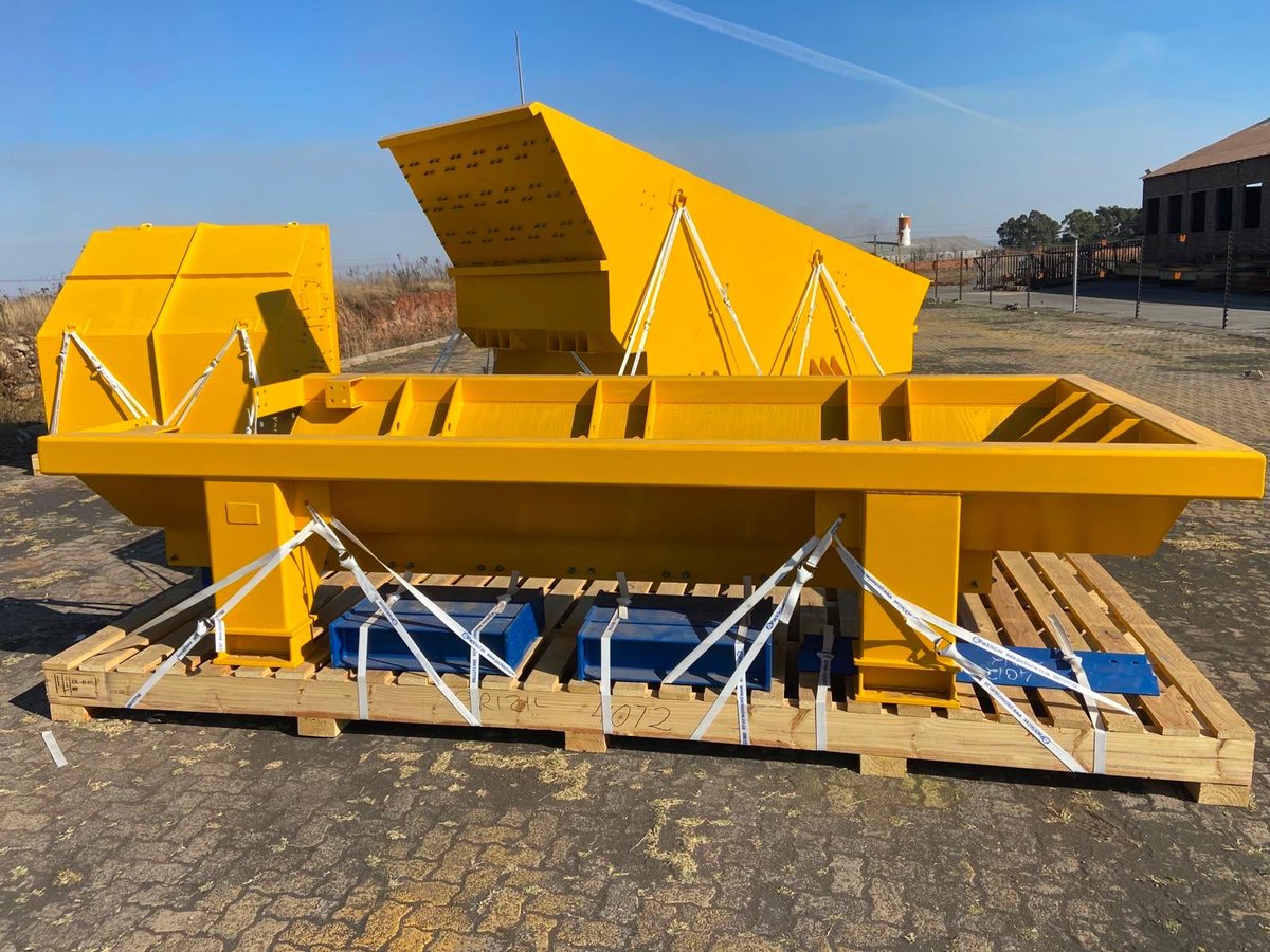ColinBirdMining's tweet photo. Crusher and screen infrastructure packed and ready for dispatch from South Africa for @BezantResources Hope mine site.
#BZT #Namibia #Copper #Gold https://t.co/n30yqDvDT3