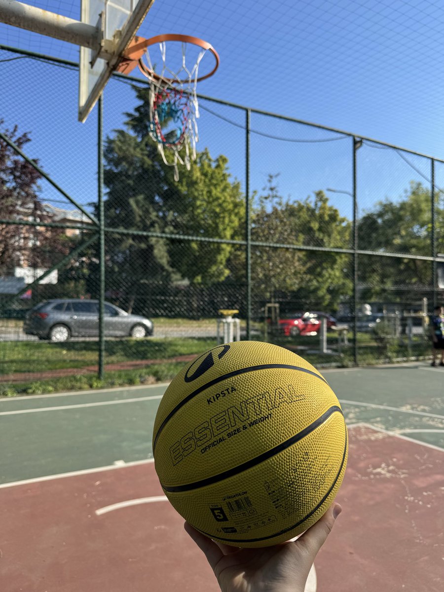 AcunMerve's tweet photo. Evde oturup evcilik oynamayı, bir oyuncak bebeğin anneannesi olmayı ben de tecrübe edebilirdim ama Allah bize erkek çocuk nasib etti.. Basketbol oynayalım diye başımın etini yiyip üç dakika sonra sahada beni yalnız bırakıp başka bir şey yapmaya gidiyor. Epey bir basket attım ⛹🏼‍♀️ https://t.co/3okNKjml0y