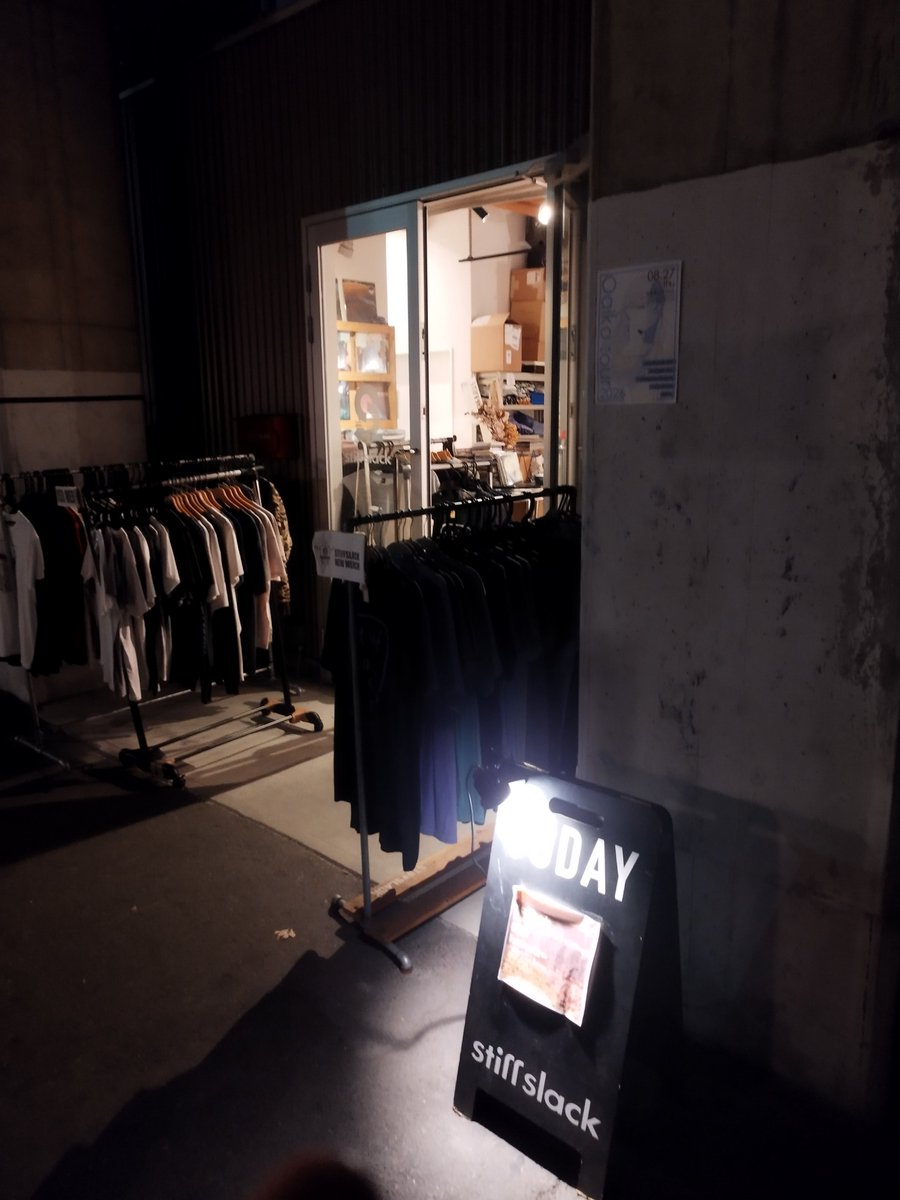 mmms857's tweet photo. stiffslack venue 

名古屋のこのライブハウスに5年くらい前に行った時も驚いたけど

お洒落なレコードショップの中にライブハウスがあって東京じゃなく名古屋にもこういう箱が存在するんだなって!!
嬉しい
T-シャツも気になったし何気にバーカンのお酒も美味しかったりしたの有り難い
また行きたい箱 https://t.co/W0OIx05UHP