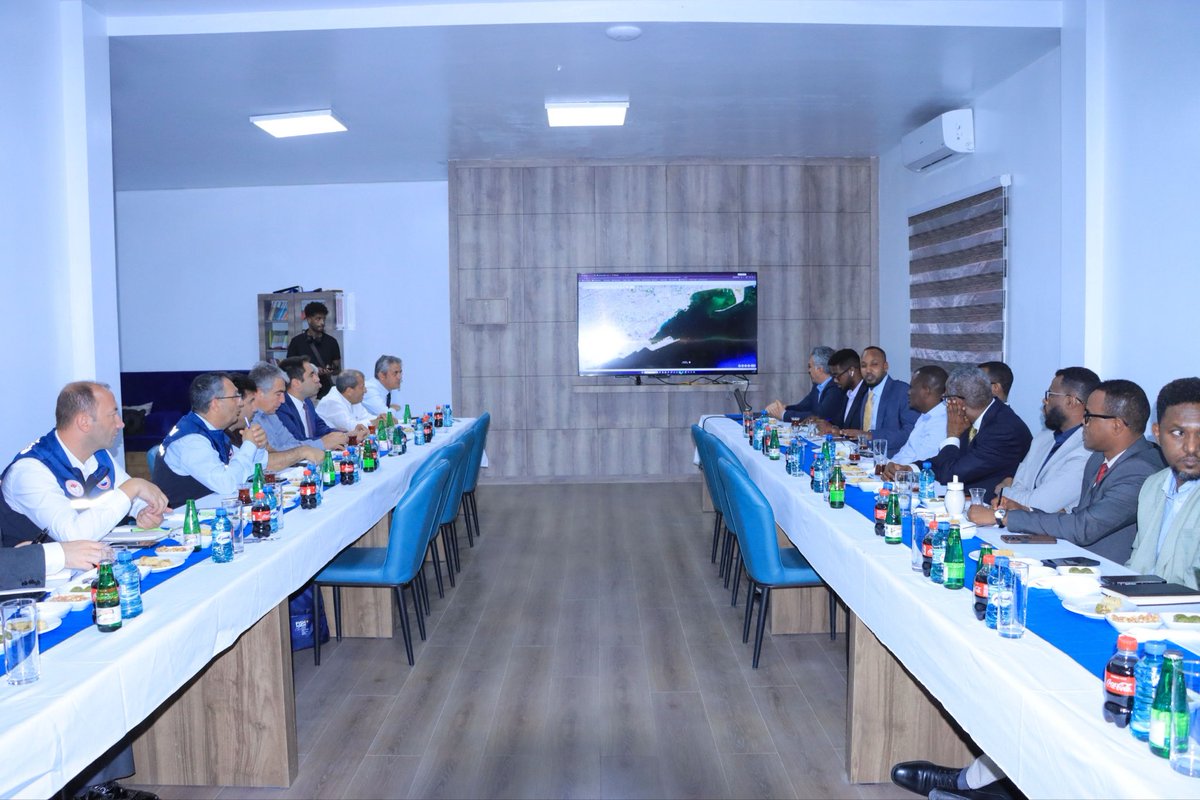 MPortAuthority's tweet photo. Maamulka Dekedda Muqdisho, oo uu hoggaaminayo Maareeyaha Guud Mudane @AmbAmerico oo ay weheliyaan Maareeye Ku-xigeennada @DrAliHaji iyo @aumusse ayaa kulan la yeeshay wafdi ka socday Dowladda Turkiga iyo shirkado waaweyn oo ka shaqeeya kalluumeysiga.

Kulanka ayaa diiradda lagu saaray dardargelinta hirgelinta mashruuca kalluumeysiga oo ay hore ugu heshiiyeen Soomaaliya iyo Turkiga. Wafdiga ayaa sidoo kale booqday qaybaha kala duwan ee Dekedda Muqdisho si ay u qiimeeyaan kaabeyaasha lagu fulin doono mashruucan muhiimka u ah horumarka dhaqaalaha dalka.

1/3