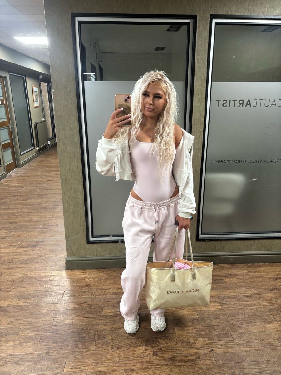 HailieJ39699081's tweet photo. Hiya barbie 🎀💕🛍️🫧💅 #barbie #pink #paypig #findomgirl #blondegirl https://t.co/WEuTLgXY7H