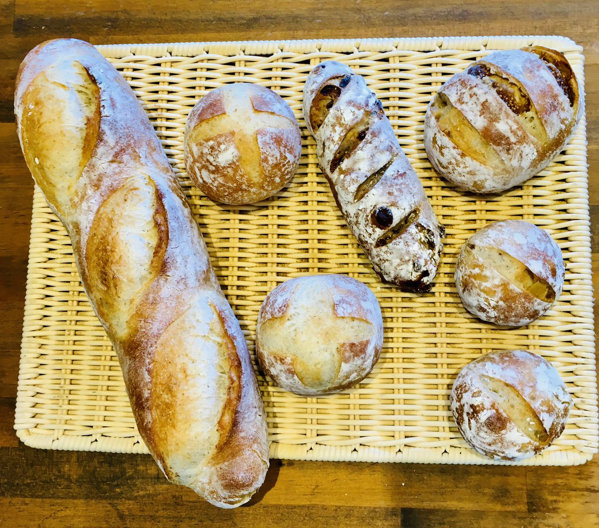 komugido_2015's tweet photo. 本日７月２７日(月)に焼成する天然酵母系のパンは、以下の通りです。
よろしくお願い致します🙇‍♂️

本日の天然酵母系のパン
・天然酵母バタール
・天然酵母くるみ&amp;ぶどう🍇
・天然酵母チェリー&amp;アーモンド🍒
・天然酵母オレンジピール🍊
・天然酵母ぱん

なお、お電話でのお取り置きも大歓迎です😊 https://t.co/vAveWNWh5C