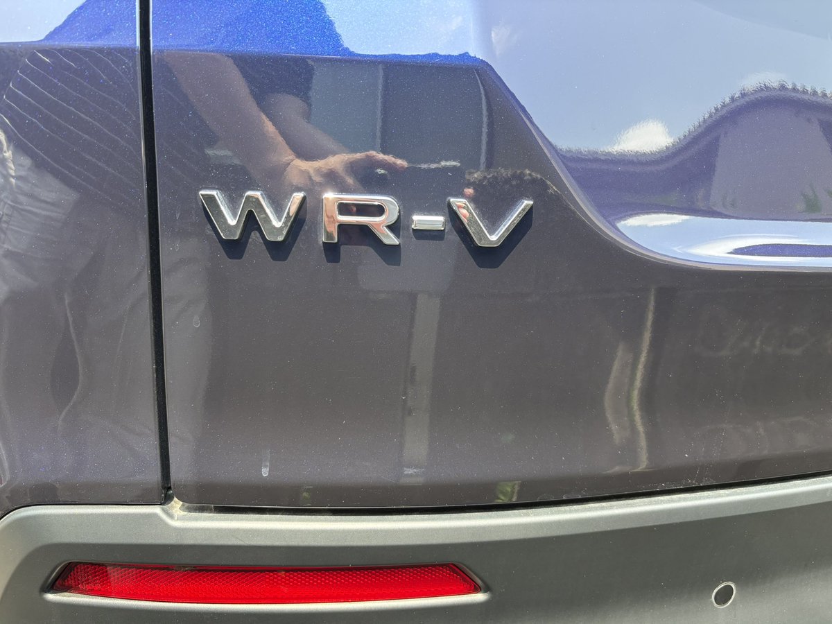 tmge_18312's tweet photo. 水曜に車（ホンダ フィット）の
修理に出したら代車が新車の
WR-Vだった👀
走行距離1,610km
始めはデカい車体で恐る恐る乗っていました😅
5日間で200km位、走って慣れた頃に返しました。
20年振り位の新車で乗っていて楽しかった♪
今は修理が終わったフィットに乗っています🚗💨 https://t.co/Fv8ZO8sLDa