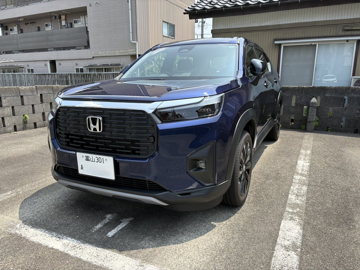 tmge_18312's tweet photo. 水曜に車（ホンダ フィット）の
修理に出したら代車が新車の
WR-Vだった👀
走行距離1,610km
始めはデカい車体で恐る恐る乗っていました😅
5日間で200km位、走って慣れた頃に返しました。
20年振り位の新車で乗っていて楽しかった♪
今は修理が終わったフィットに乗っています🚗💨 https://t.co/Fv8ZO8sLDa